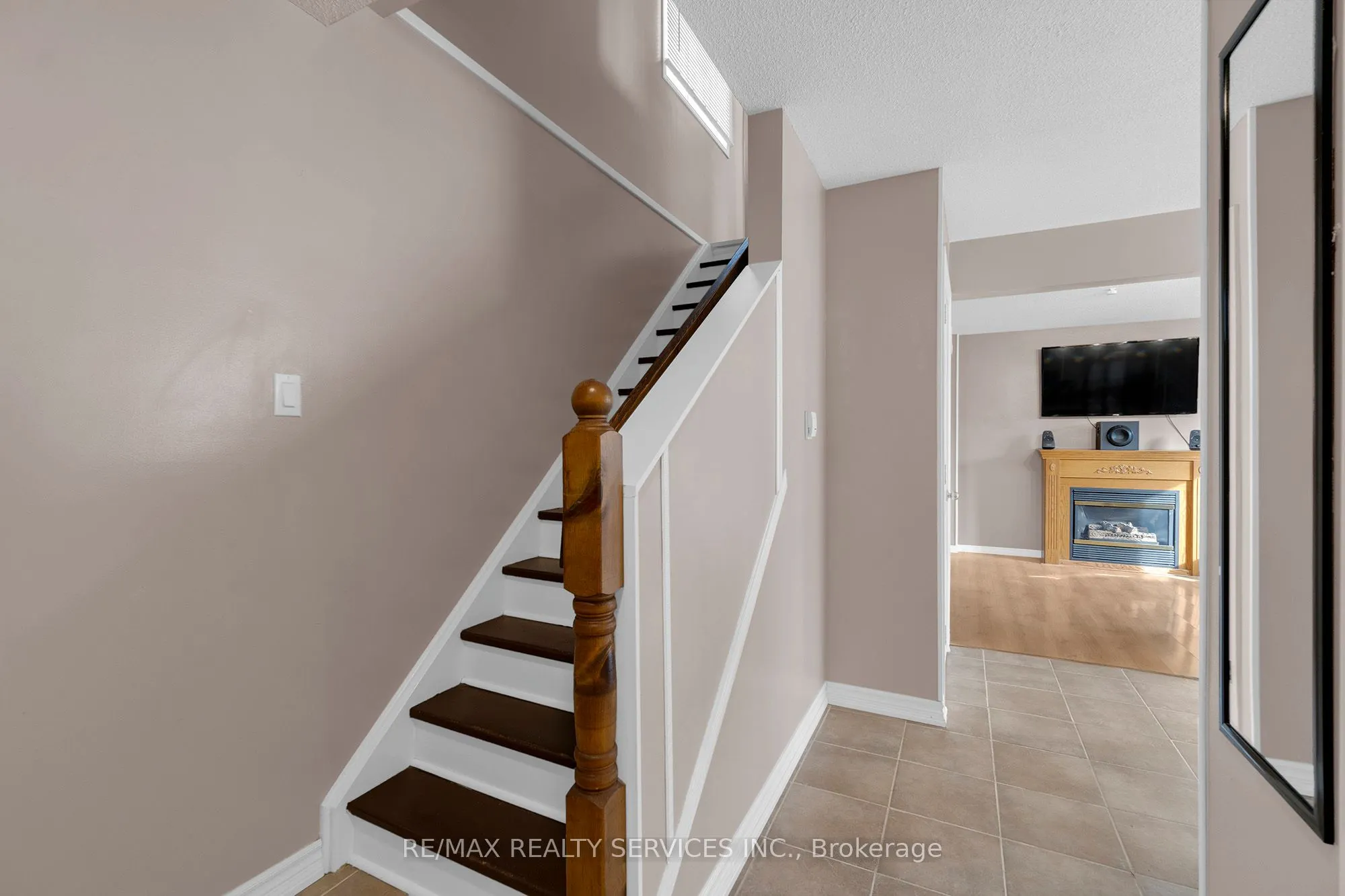 5 Hawkins Court