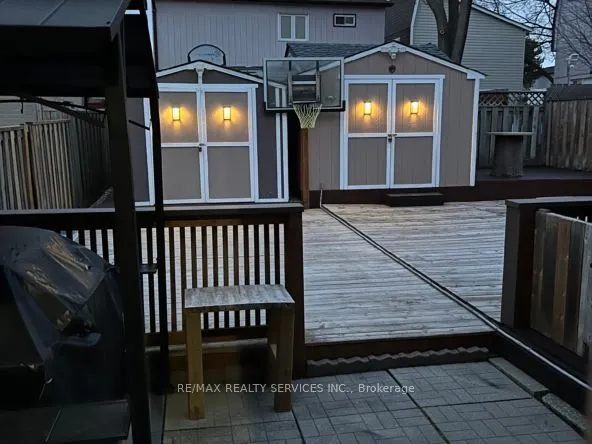 5 Hawkins Court