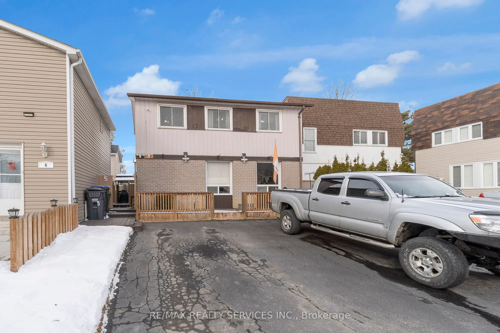 5 Hawkins Court