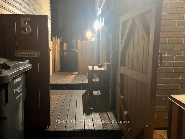 5 Hawkins Court