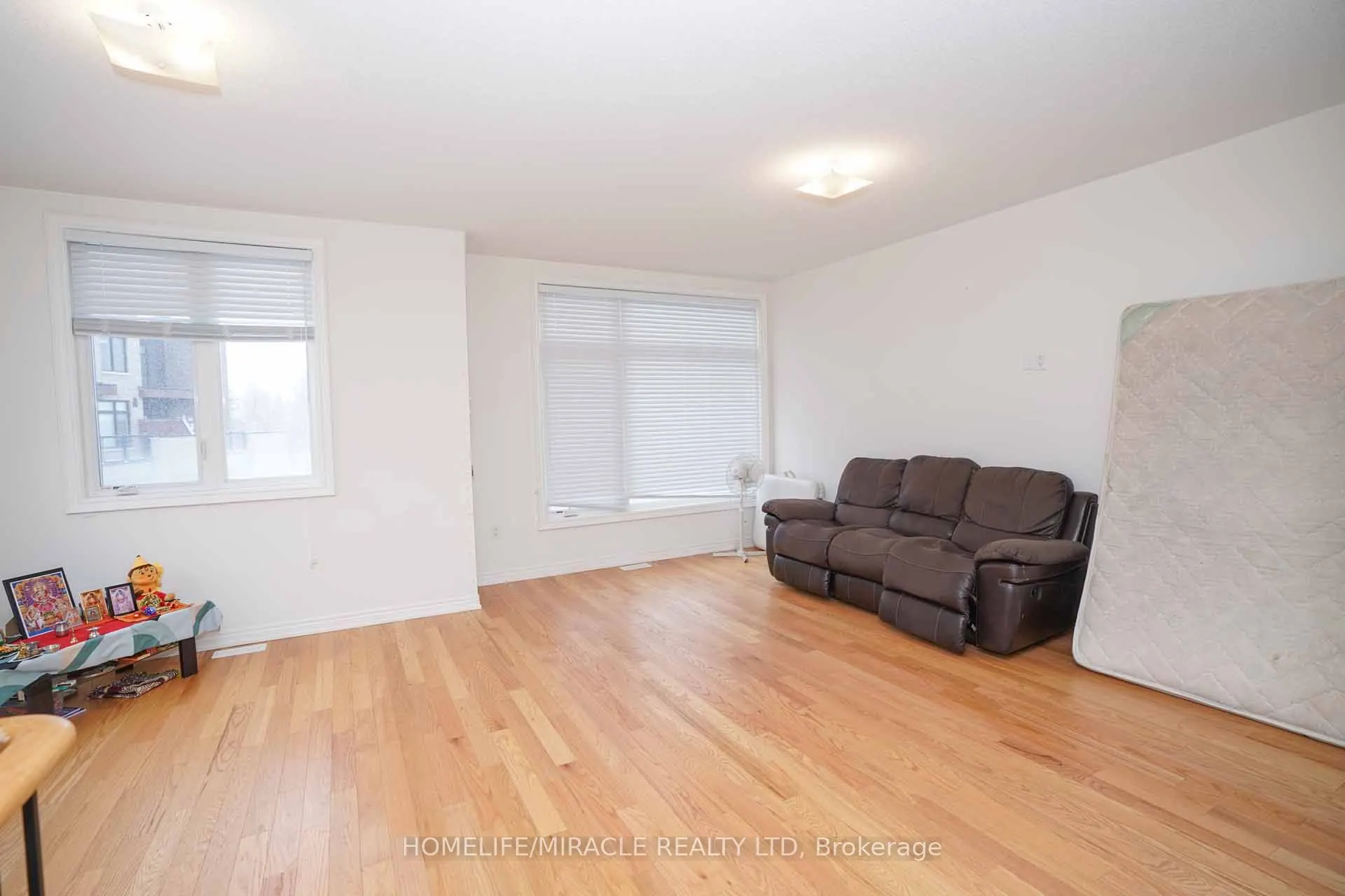 2 Queenpost Drive