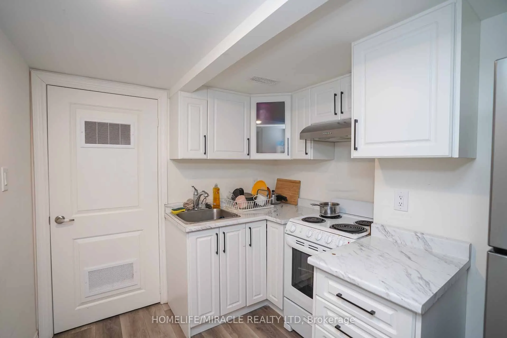 2 Queenpost Drive