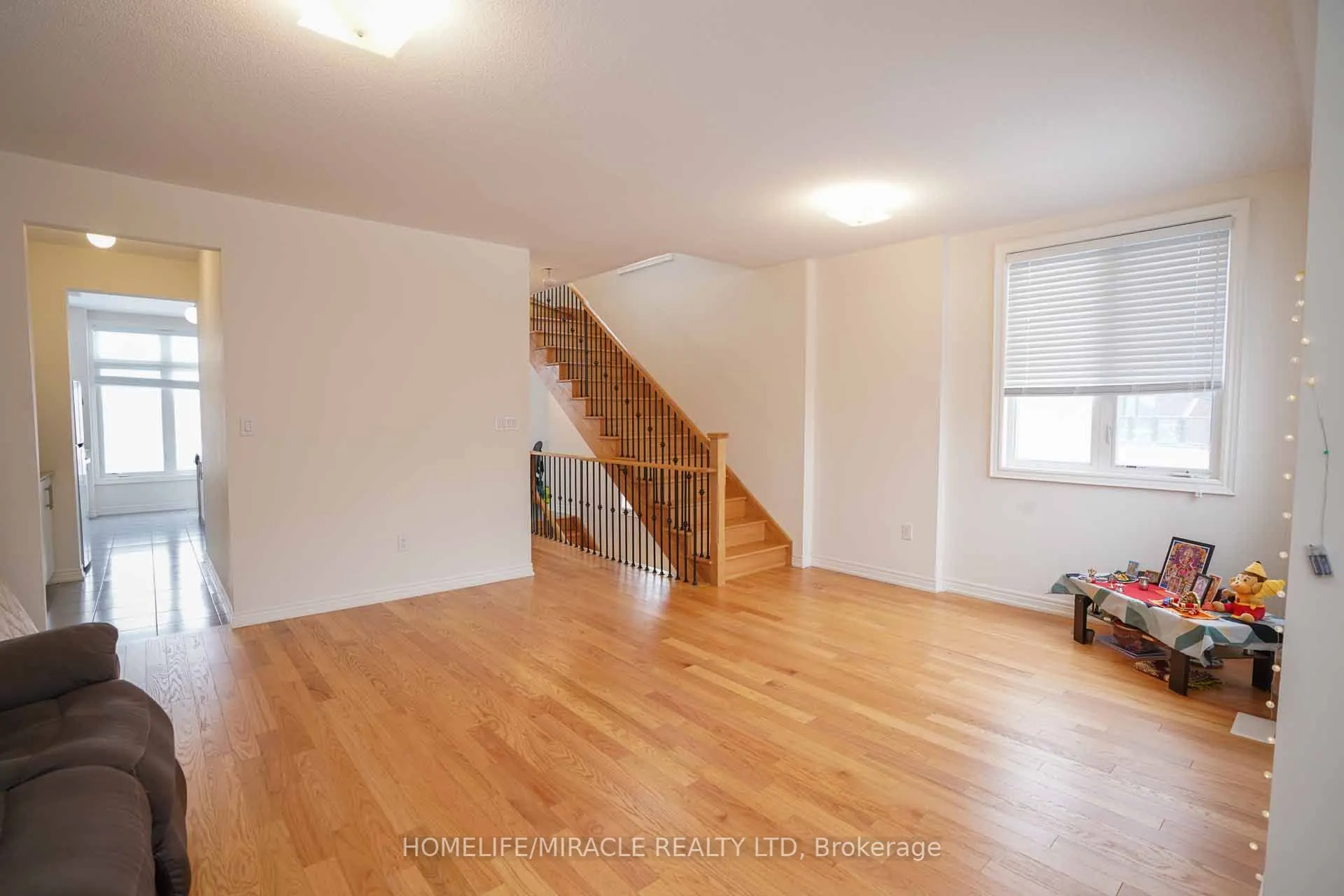 2 Queenpost Drive
