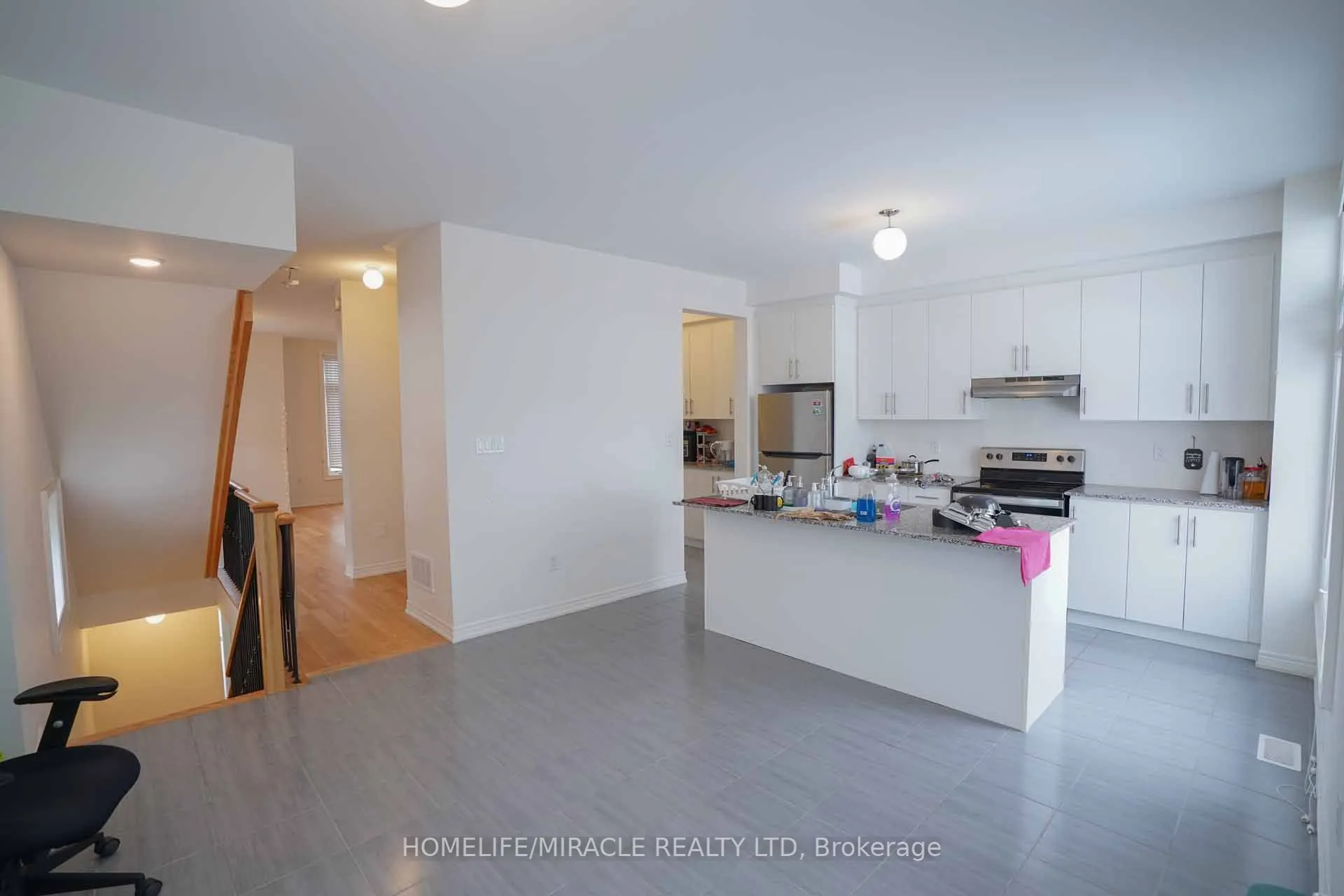 2 Queenpost Drive