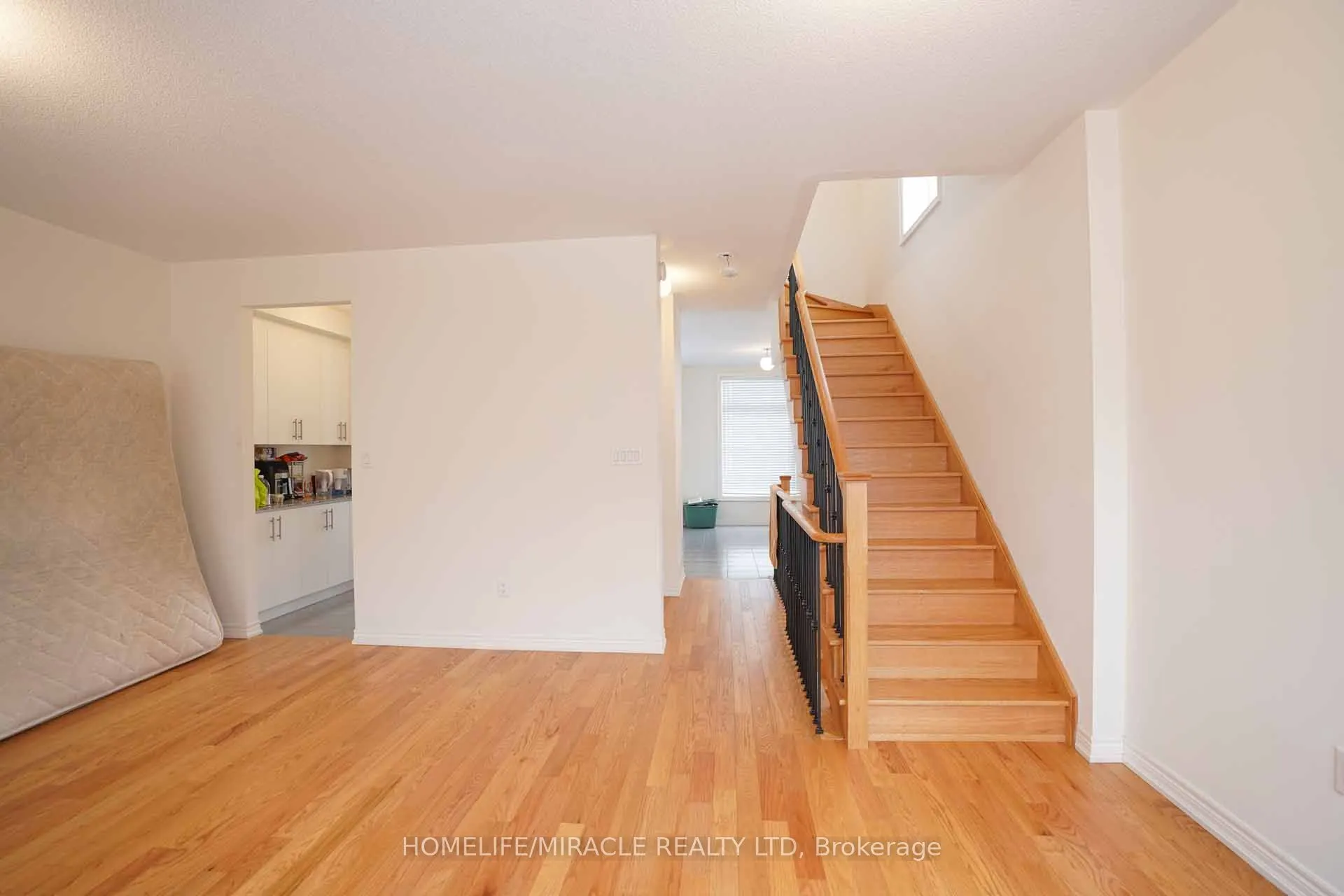 2 Queenpost Drive
