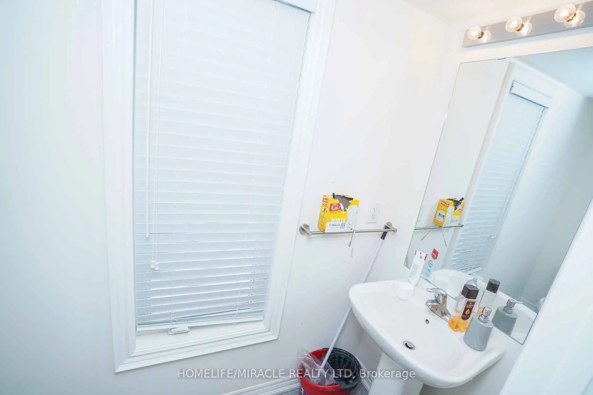 2 Queenpost Drive