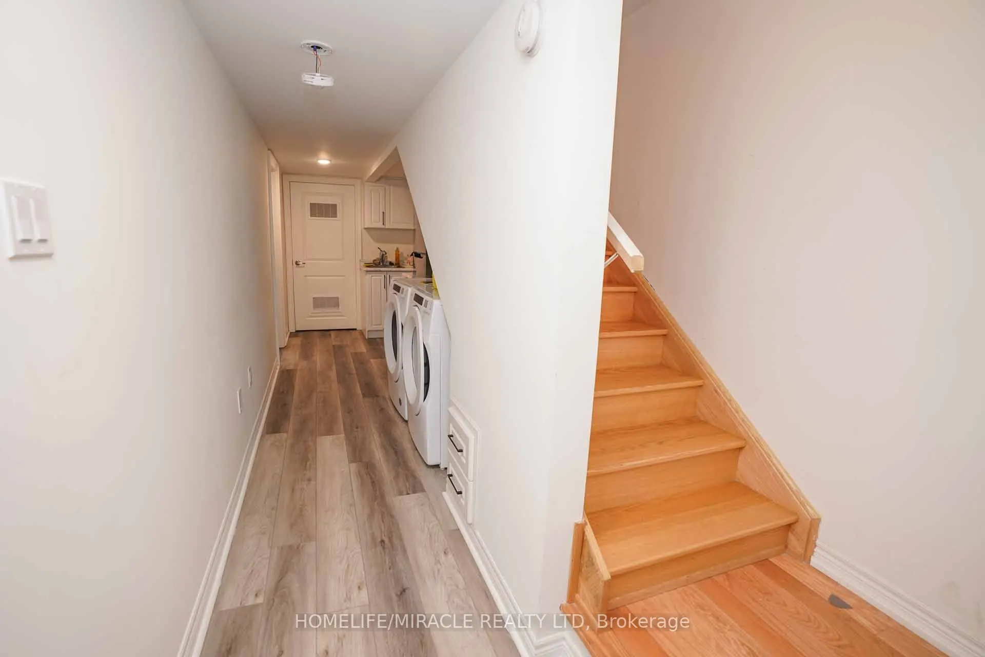 2 Queenpost Drive