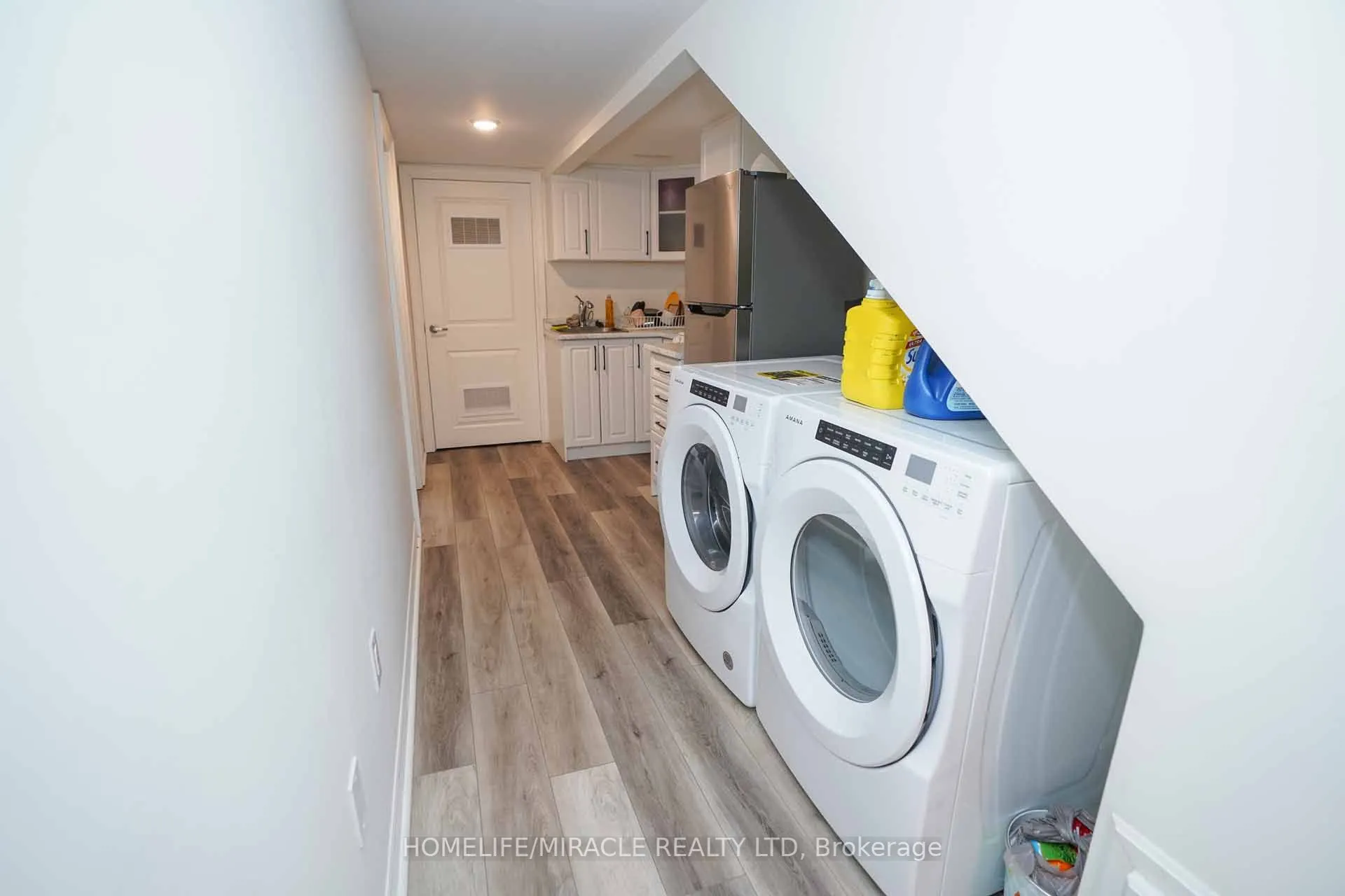 2 Queenpost Drive