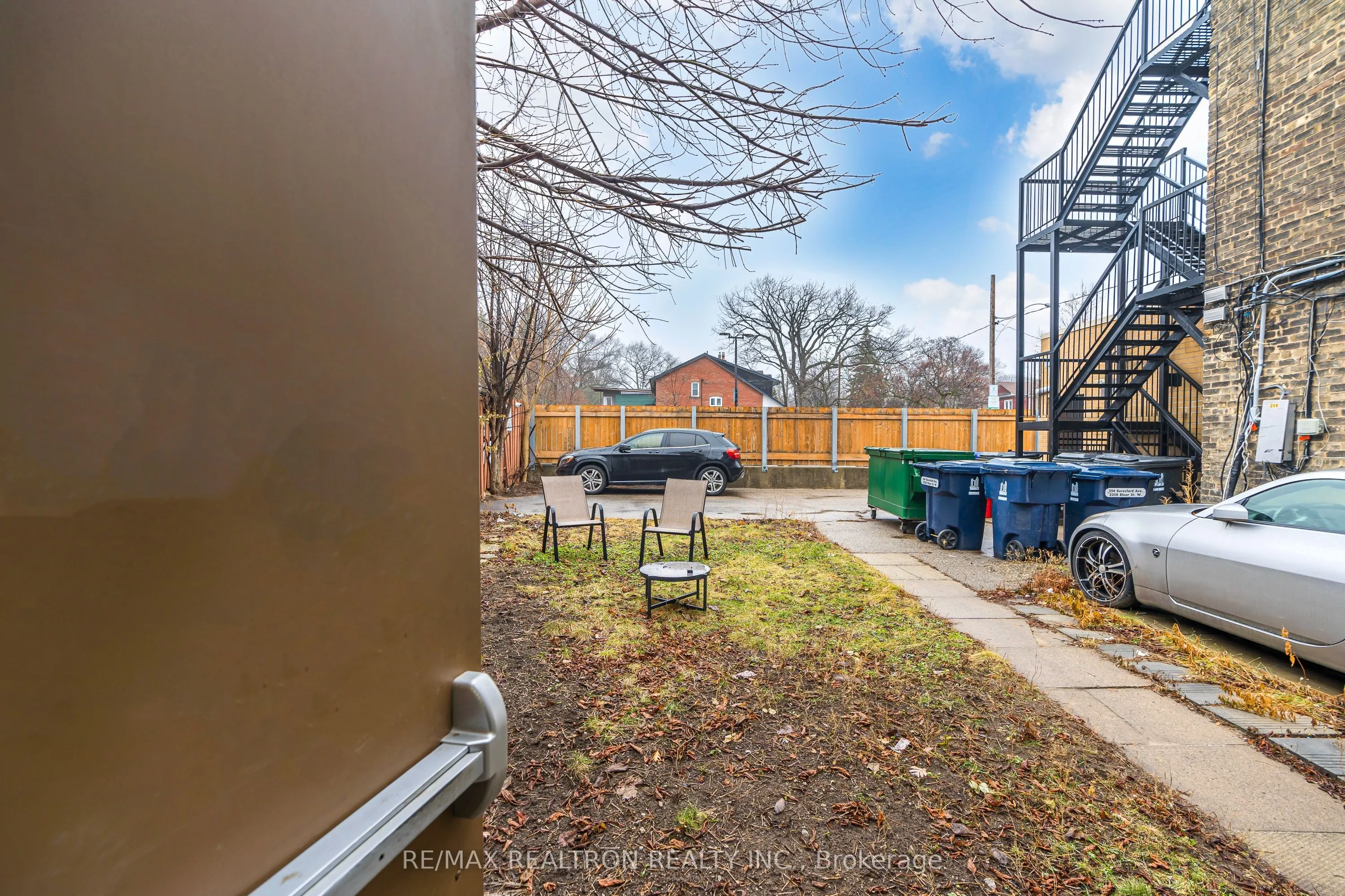 2262 Bloor Street W