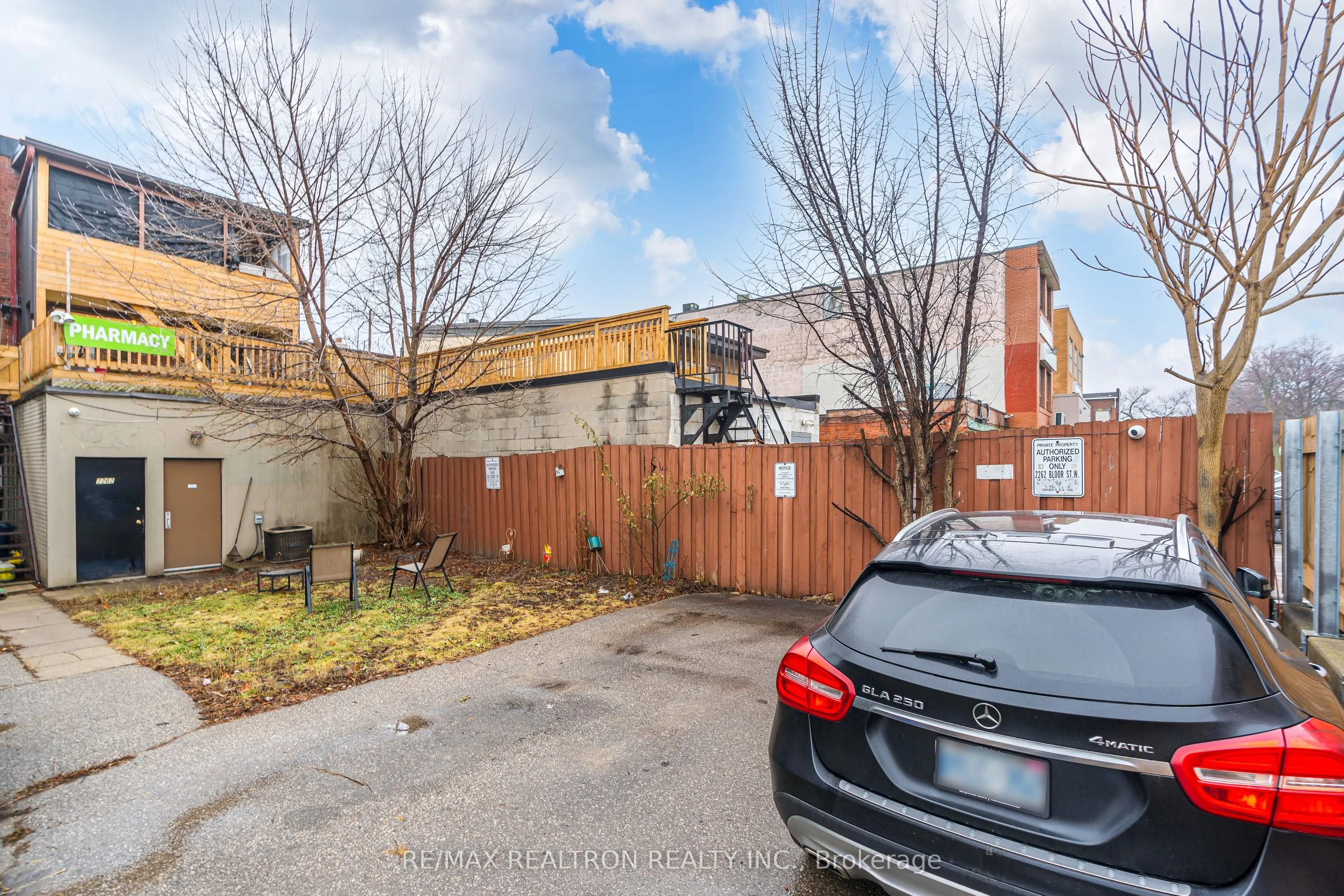 2262 Bloor Street W