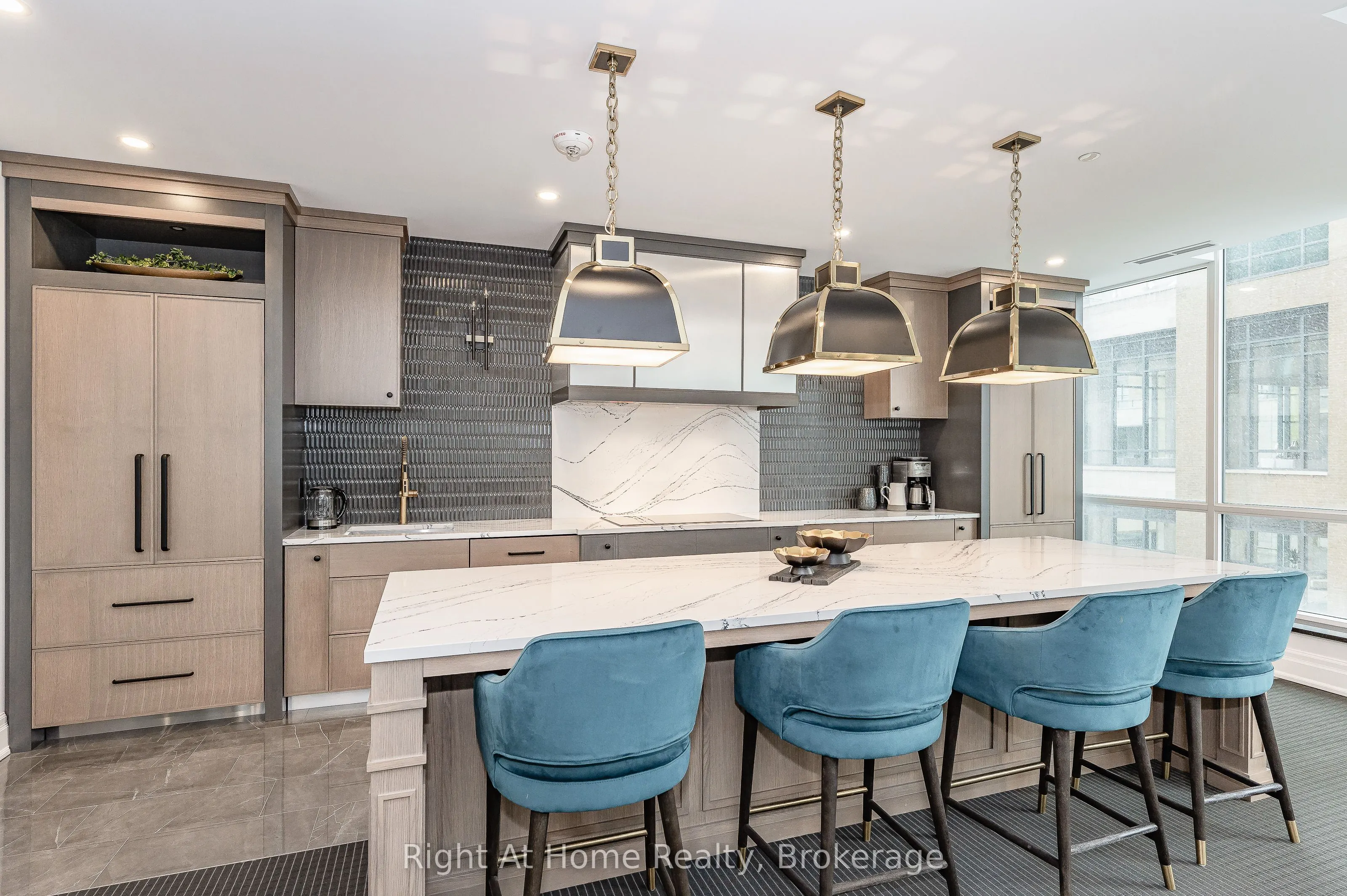 2060 LAKESHORE Road, #802