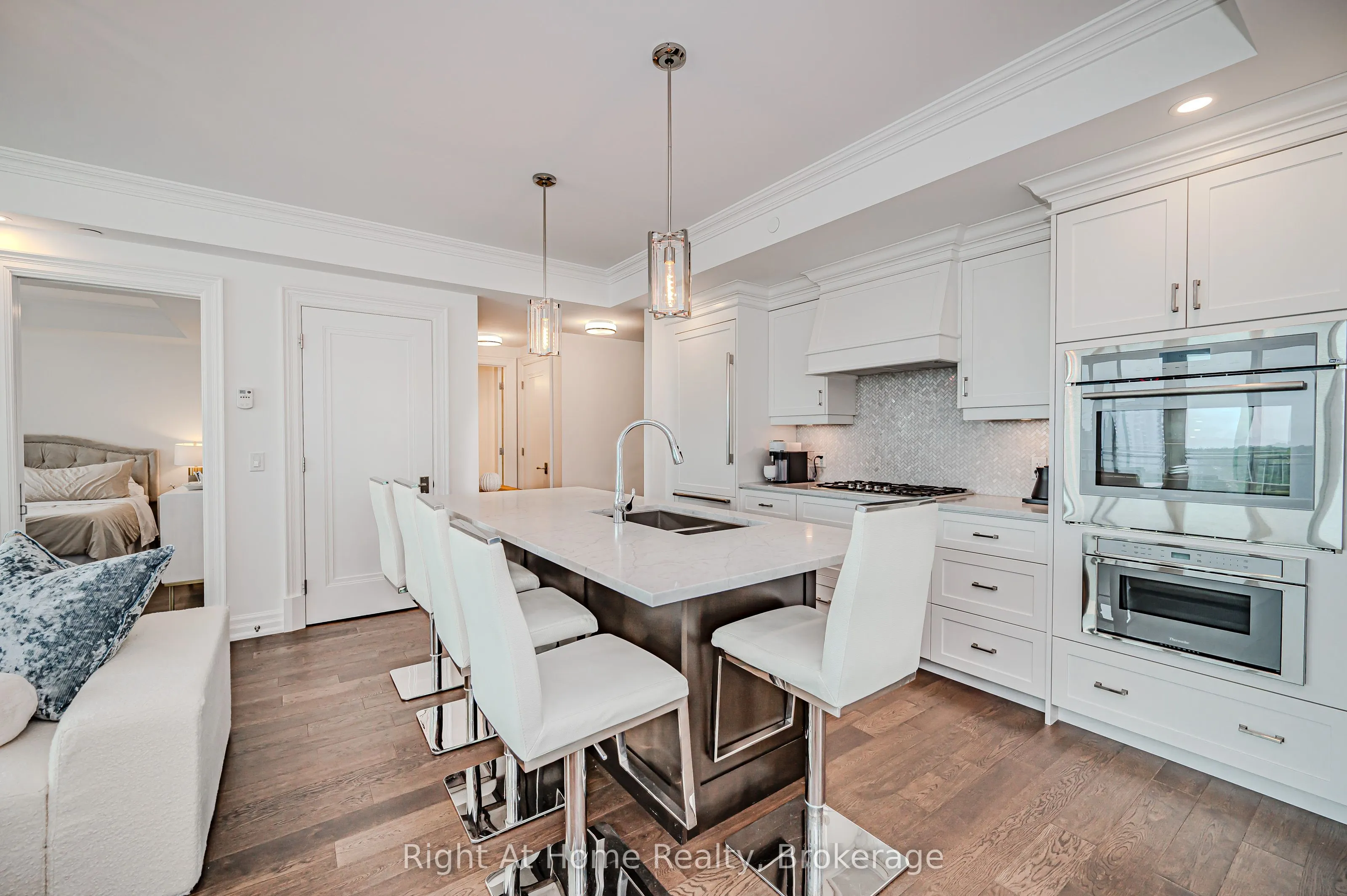 2060 LAKESHORE Road, #802