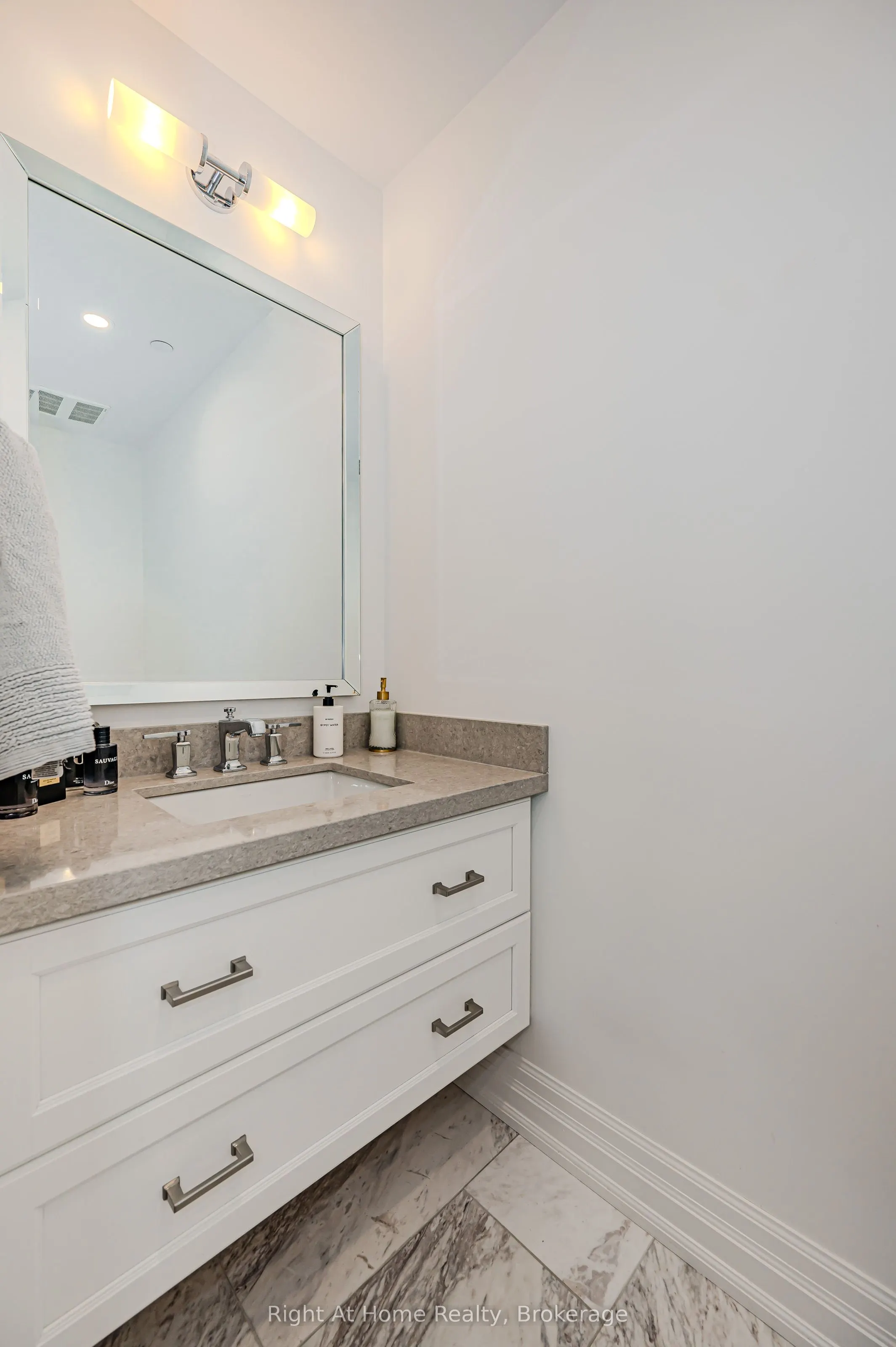 2060 LAKESHORE Road, #802