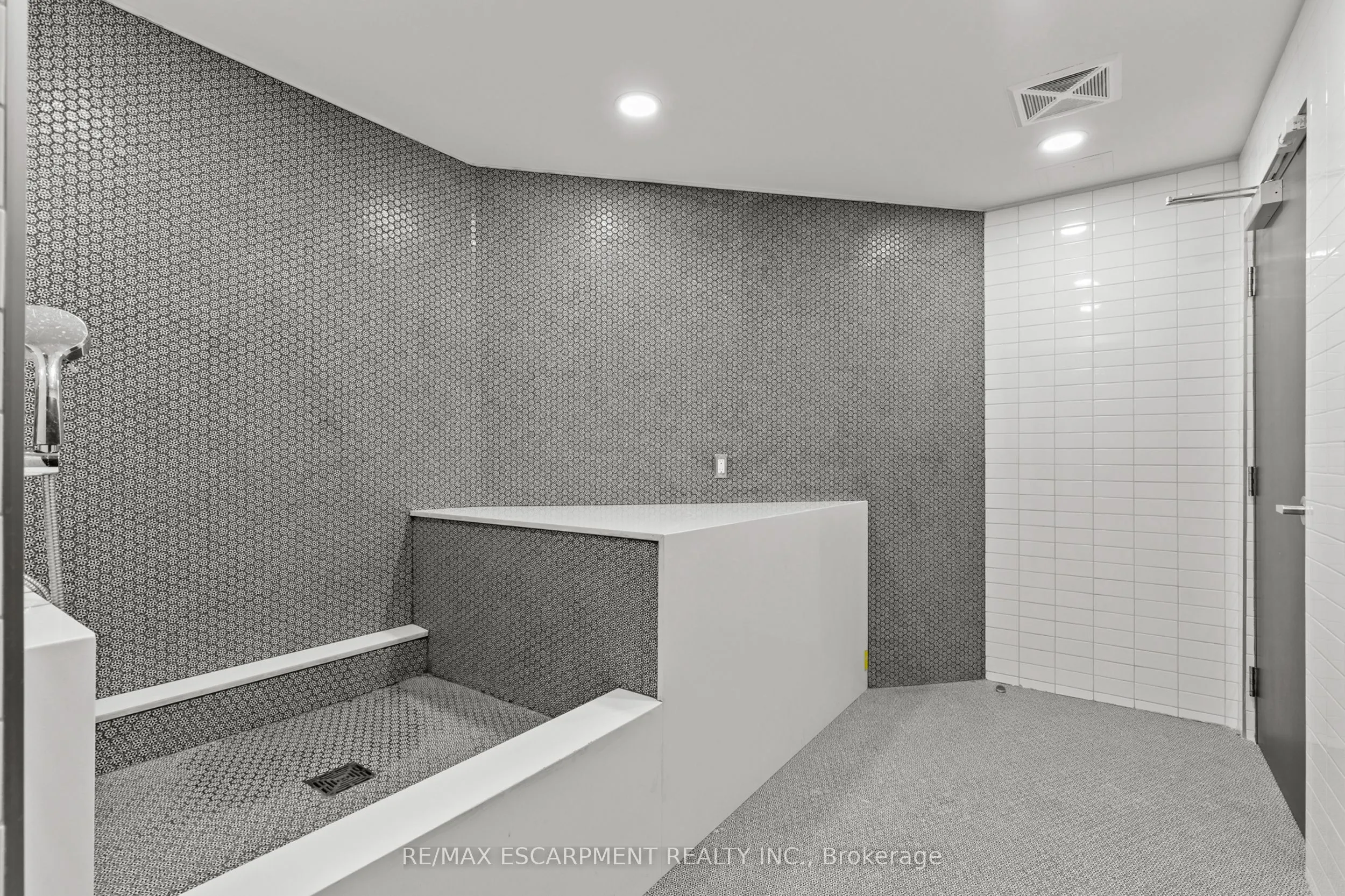 405 Dundas Street W, #316