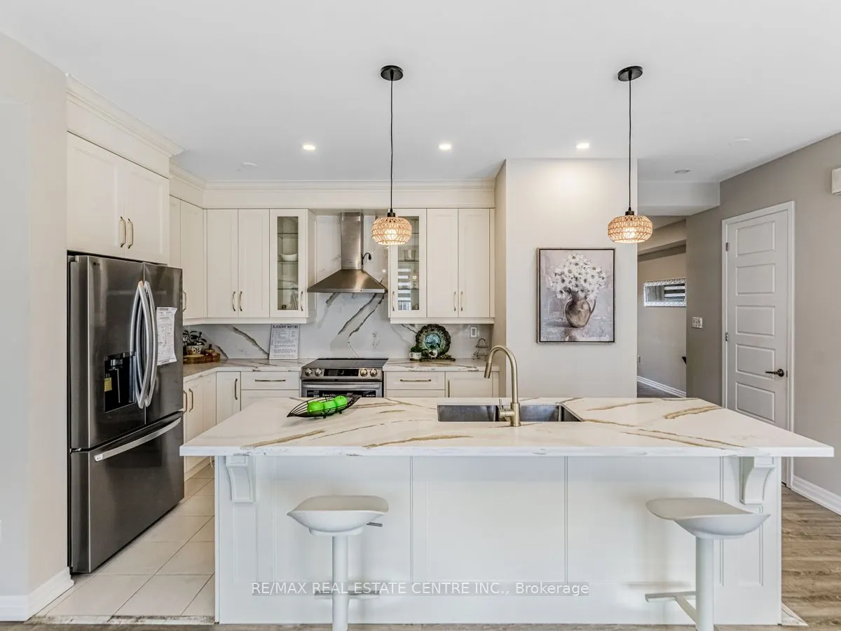 128 Burnhamthorpe Road E