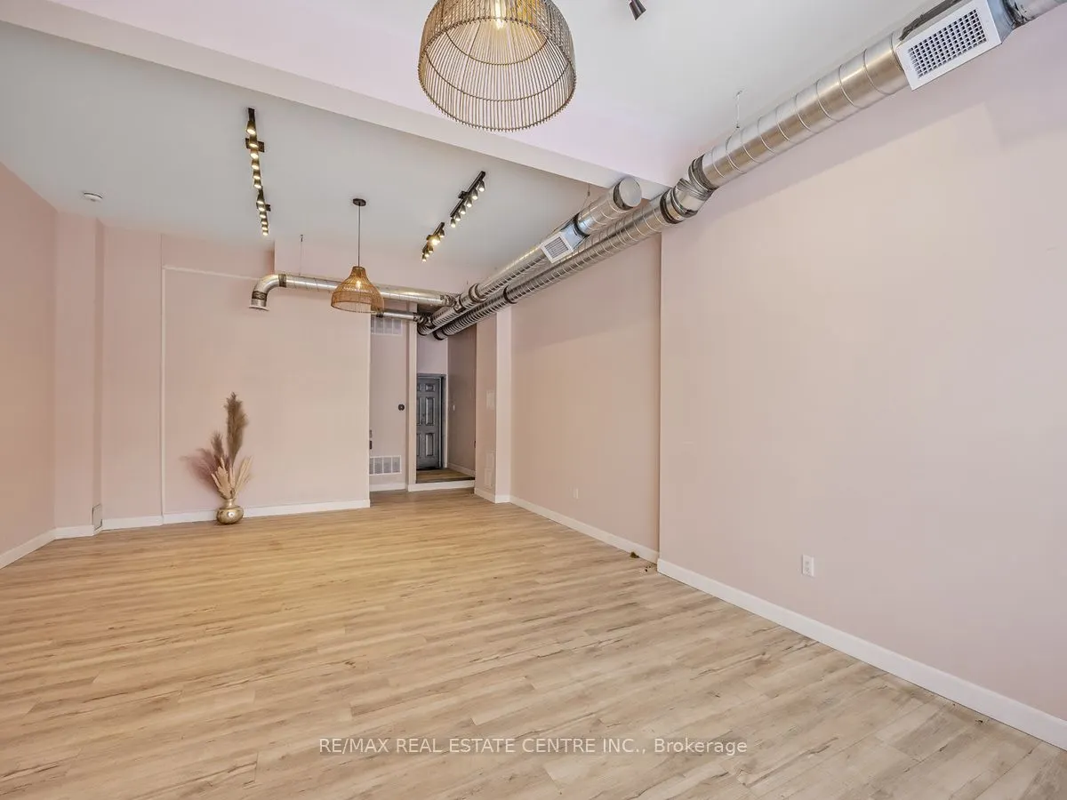128 Burnhamthorpe Road E