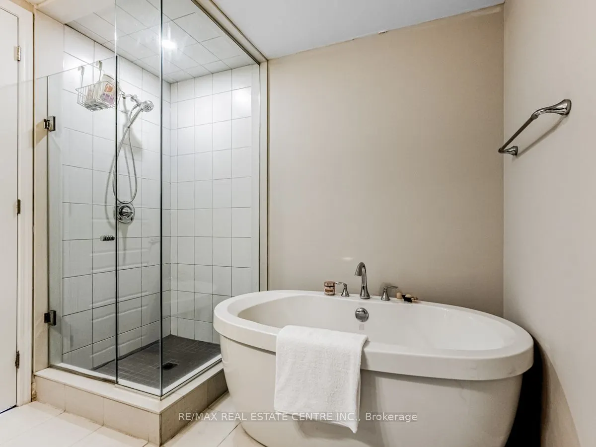 128 Burnhamthorpe Road E
