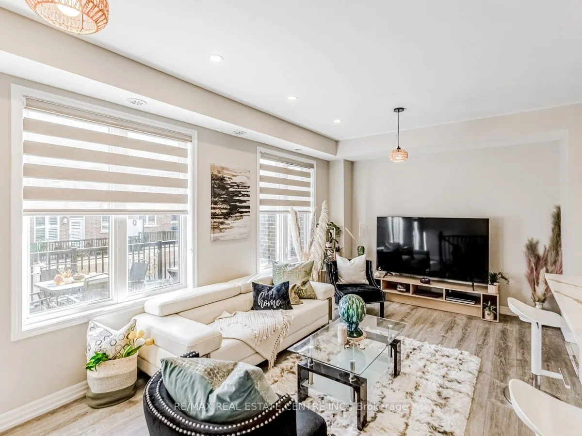 128 Burnhamthorpe Road E