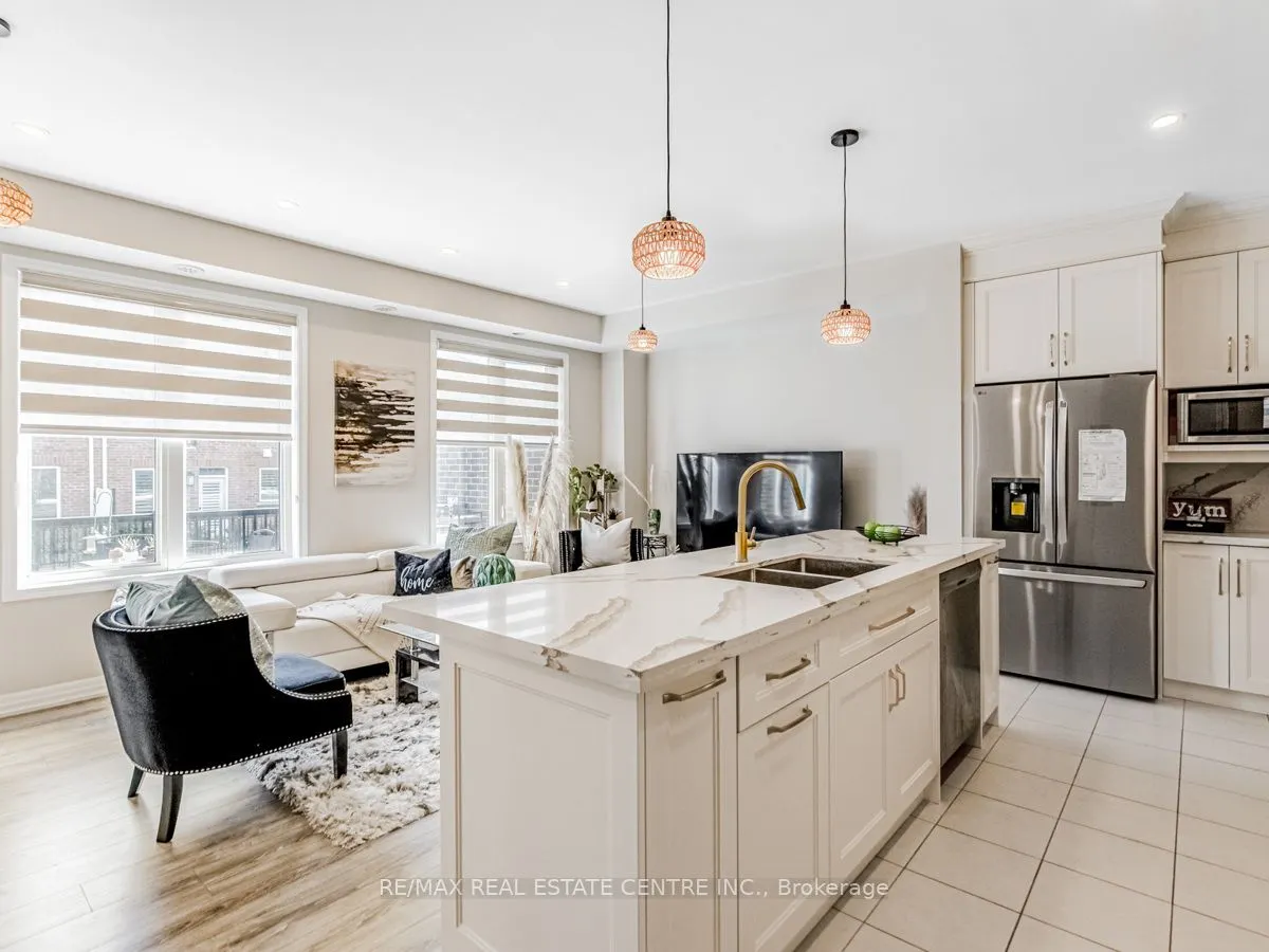 128 Burnhamthorpe Road E
