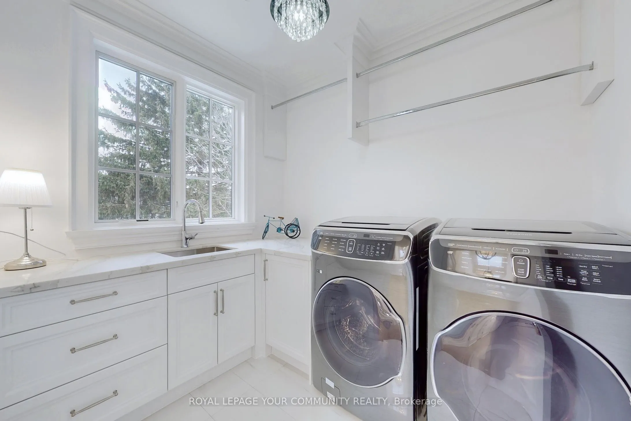 1427 Lakeshore Road W