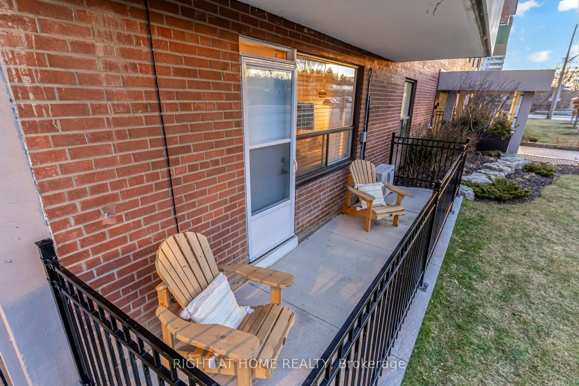 49 Queen Street E, #101