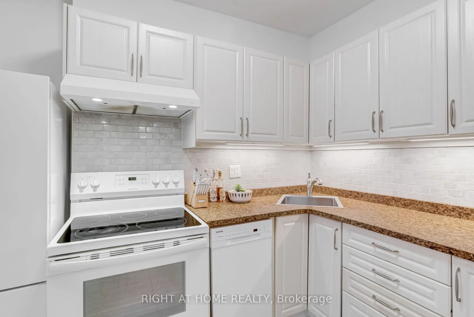 49 Queen Street E, #101
