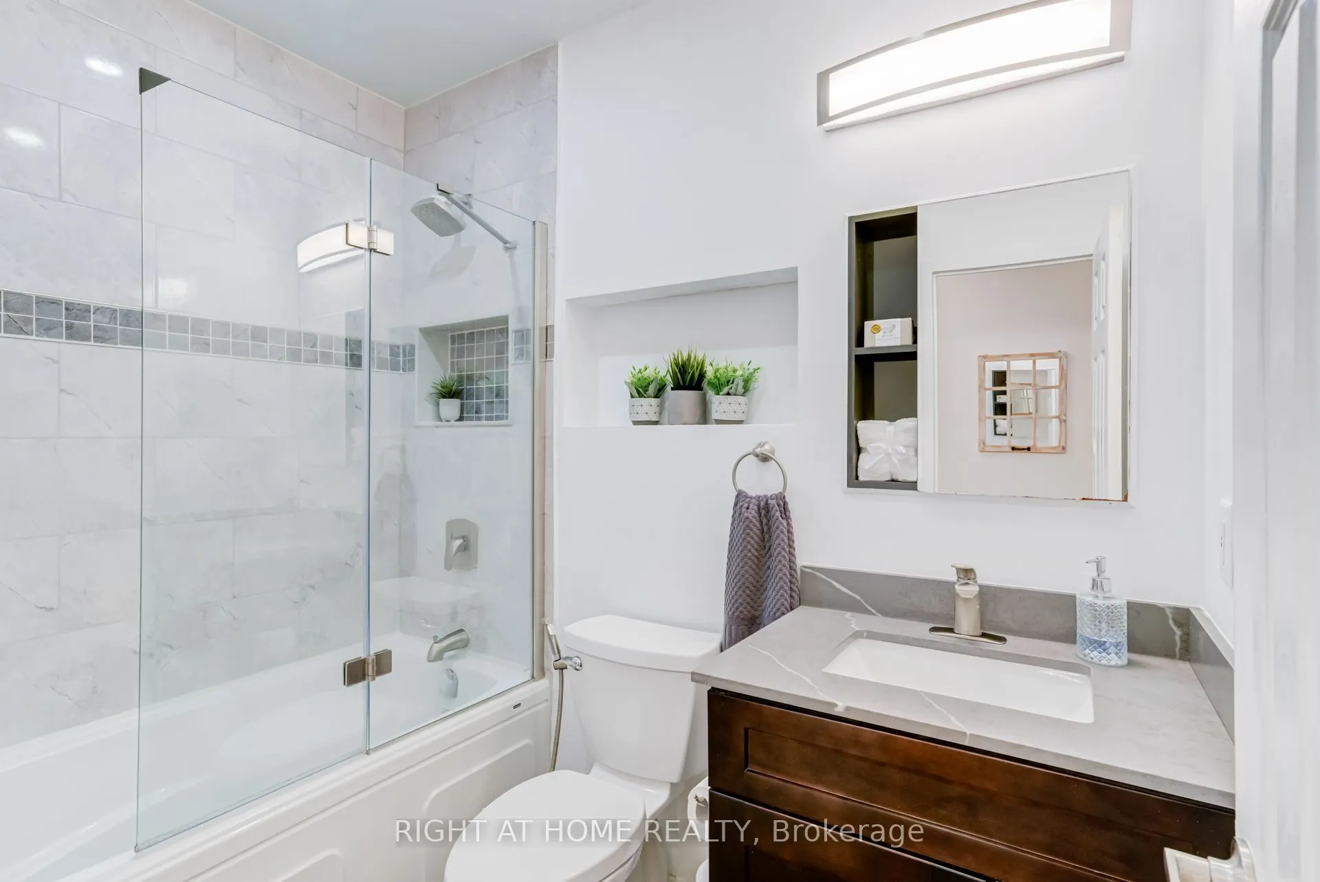 49 Queen Street E, #101