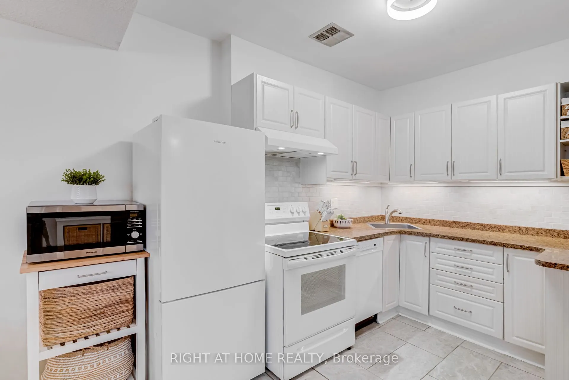 49 Queen Street E, #101