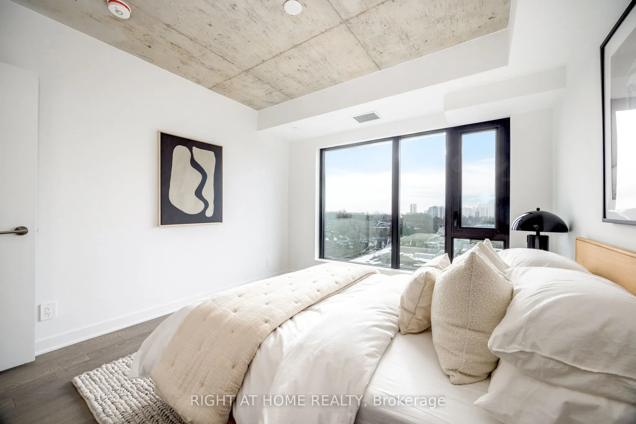 2720 Dundas Street W #607