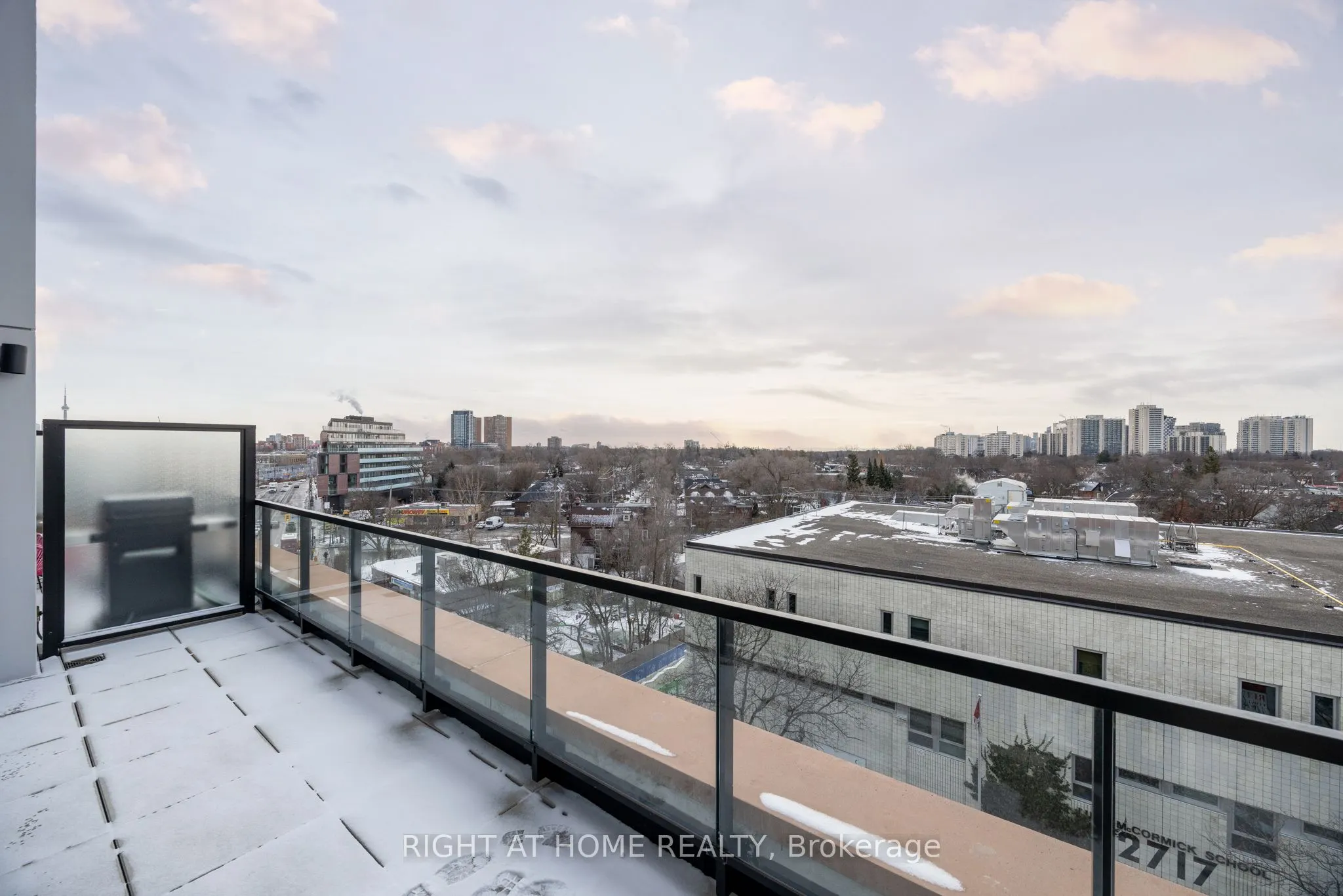 2720 Dundas Street W #607
