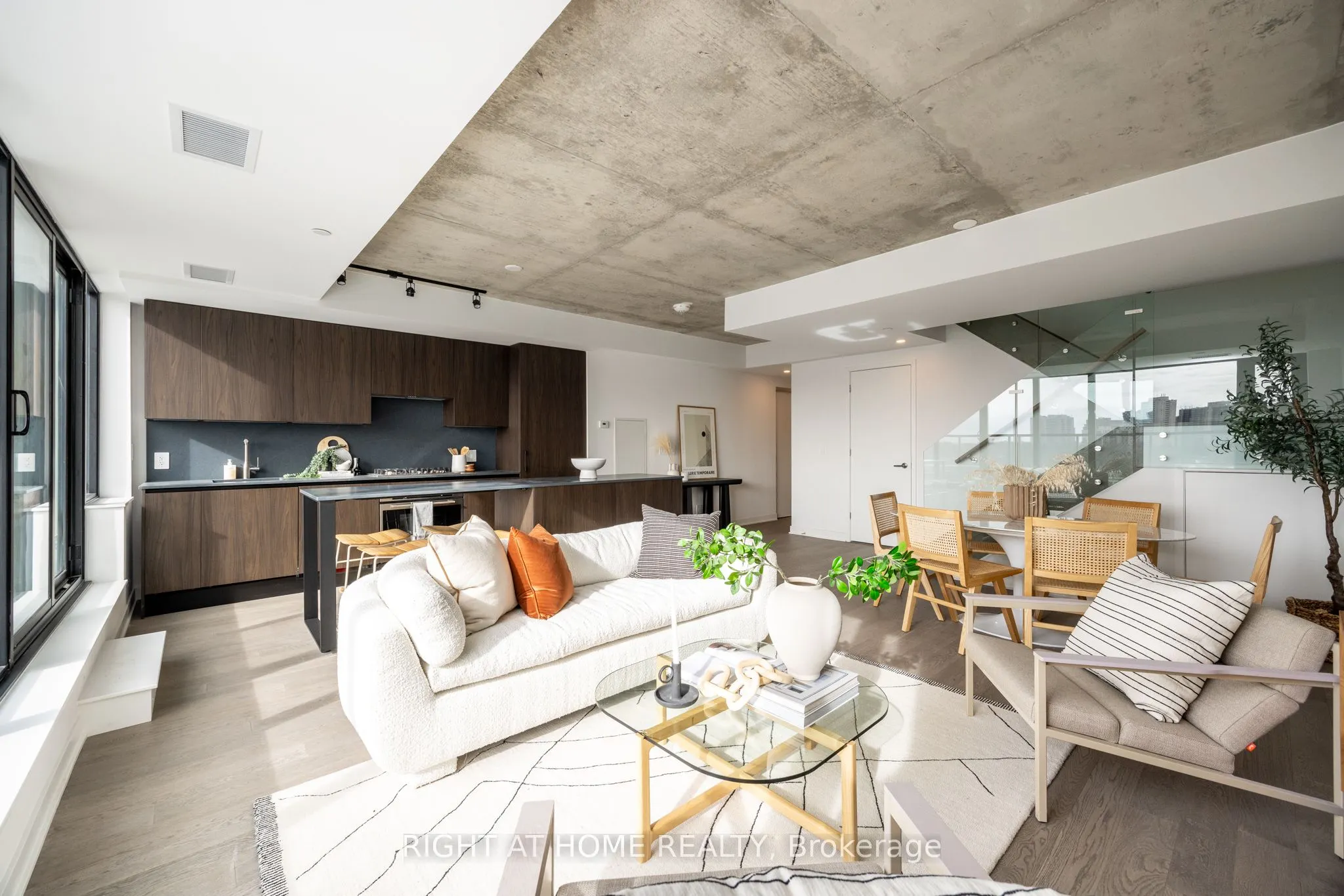 2720 Dundas Street W #607