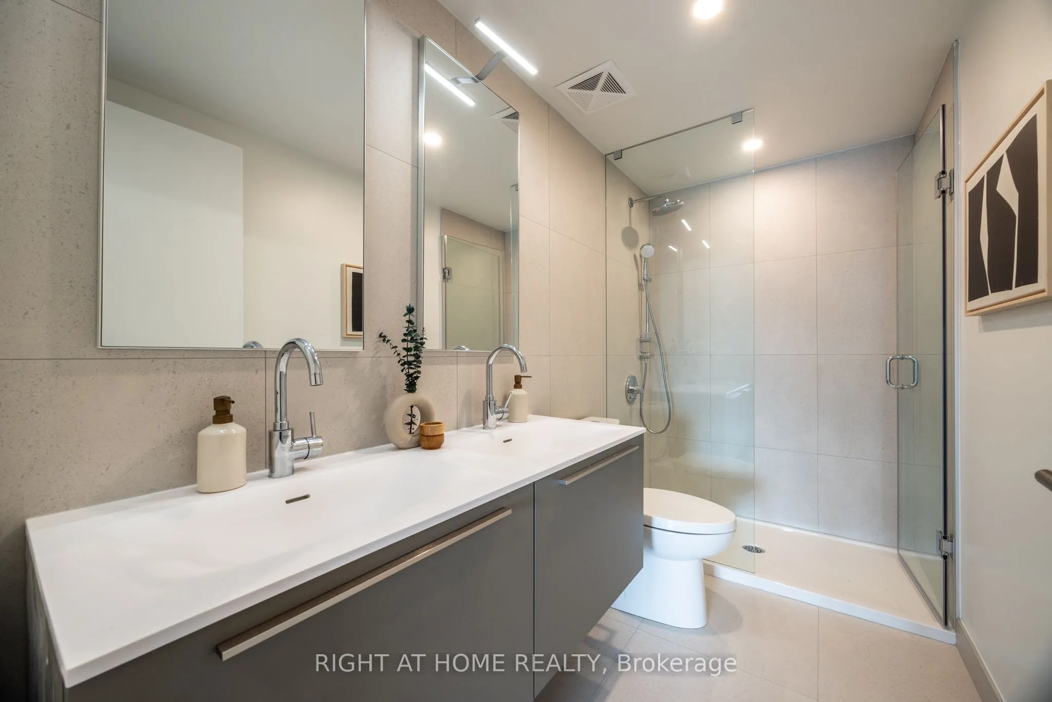 2720 Dundas Street W #607