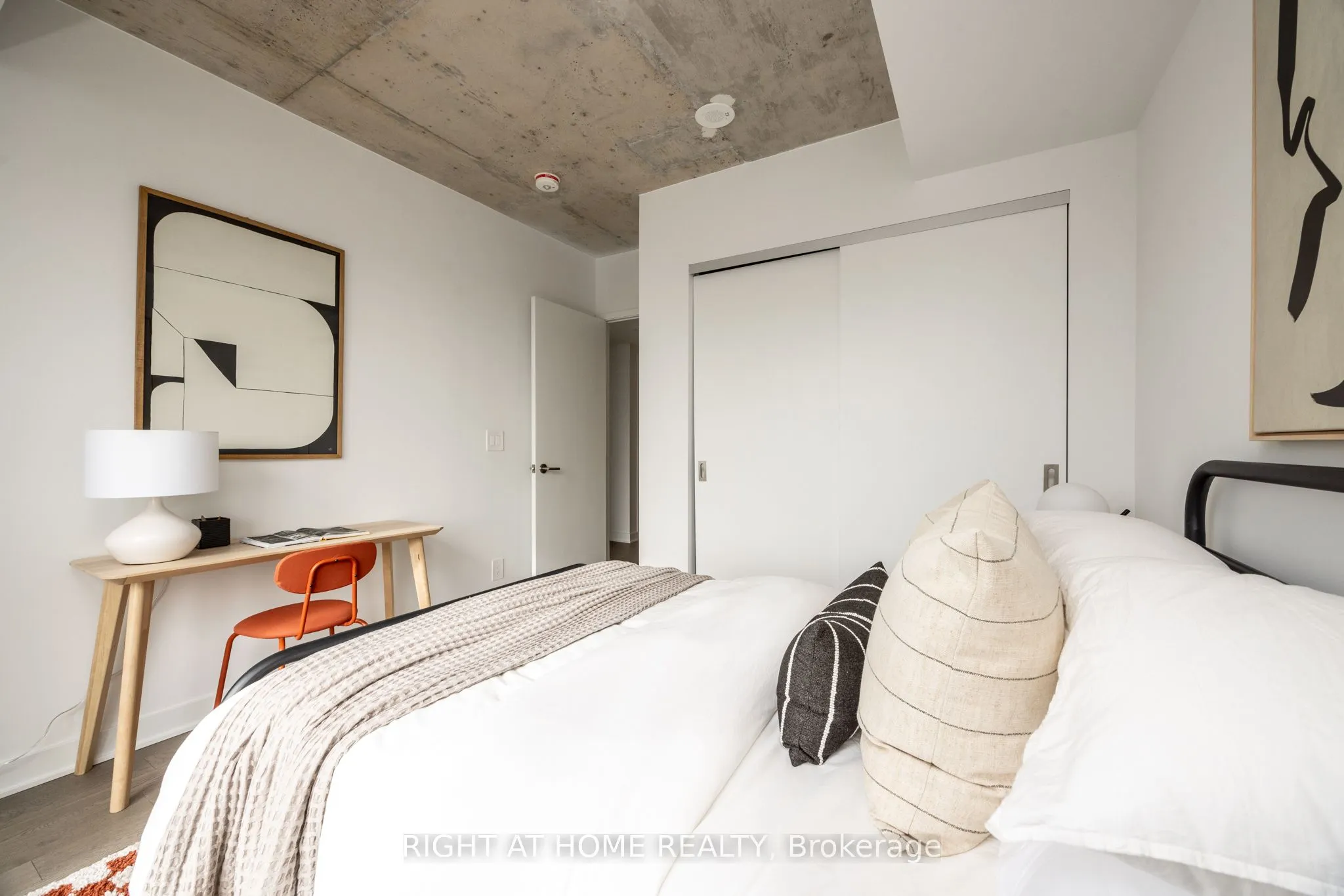 2720 Dundas Street W #607