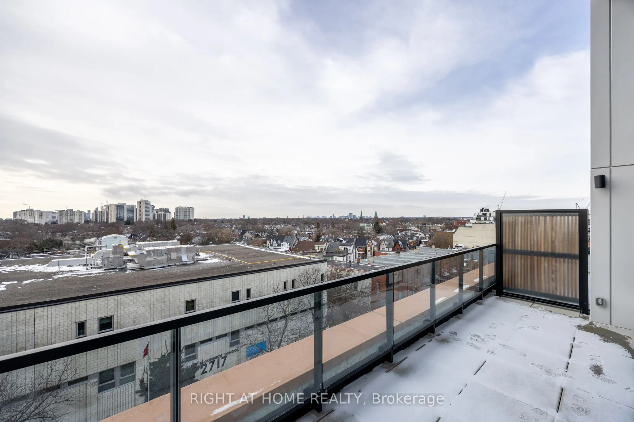 2720 Dundas Street W #607