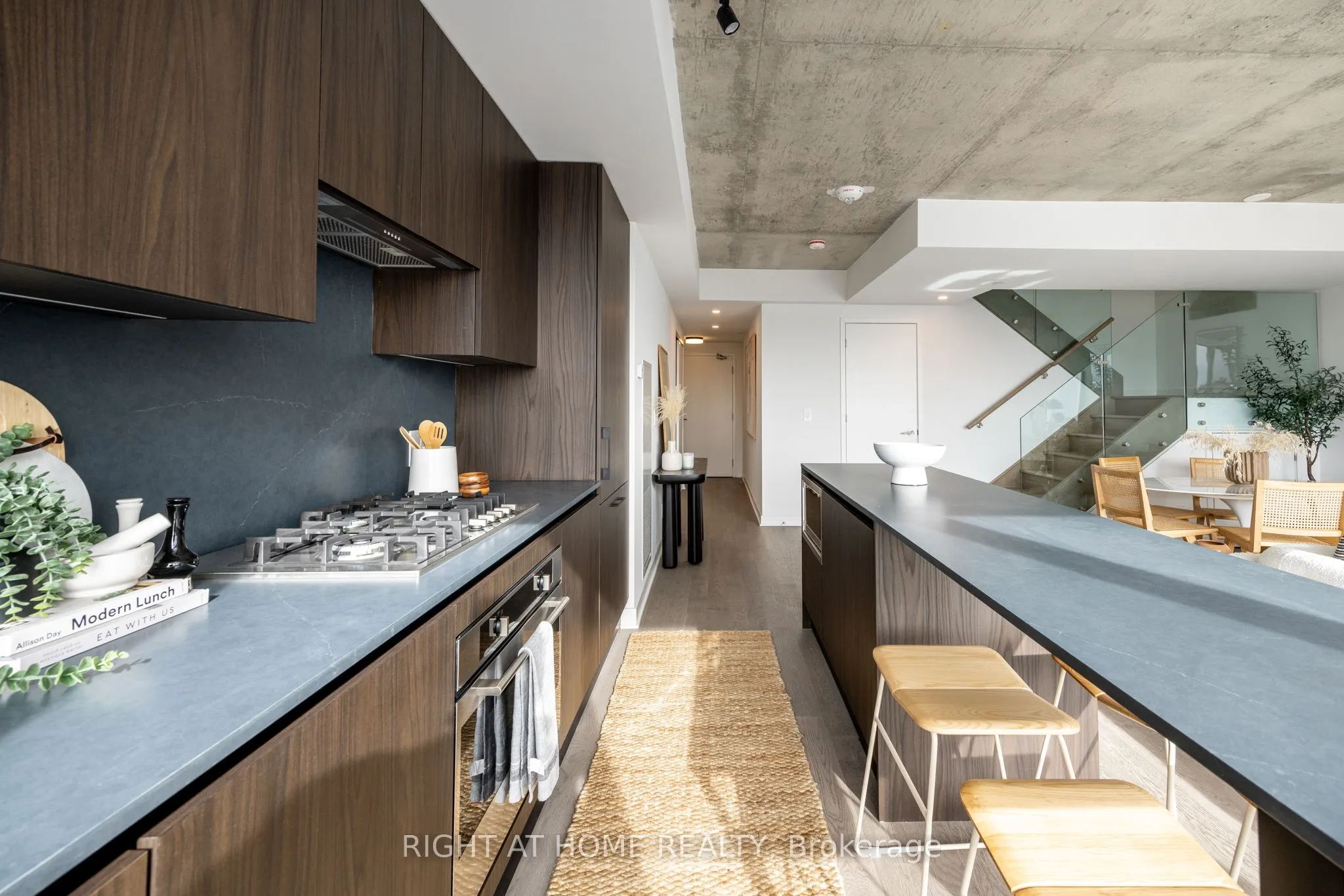 2720 Dundas Street W #607