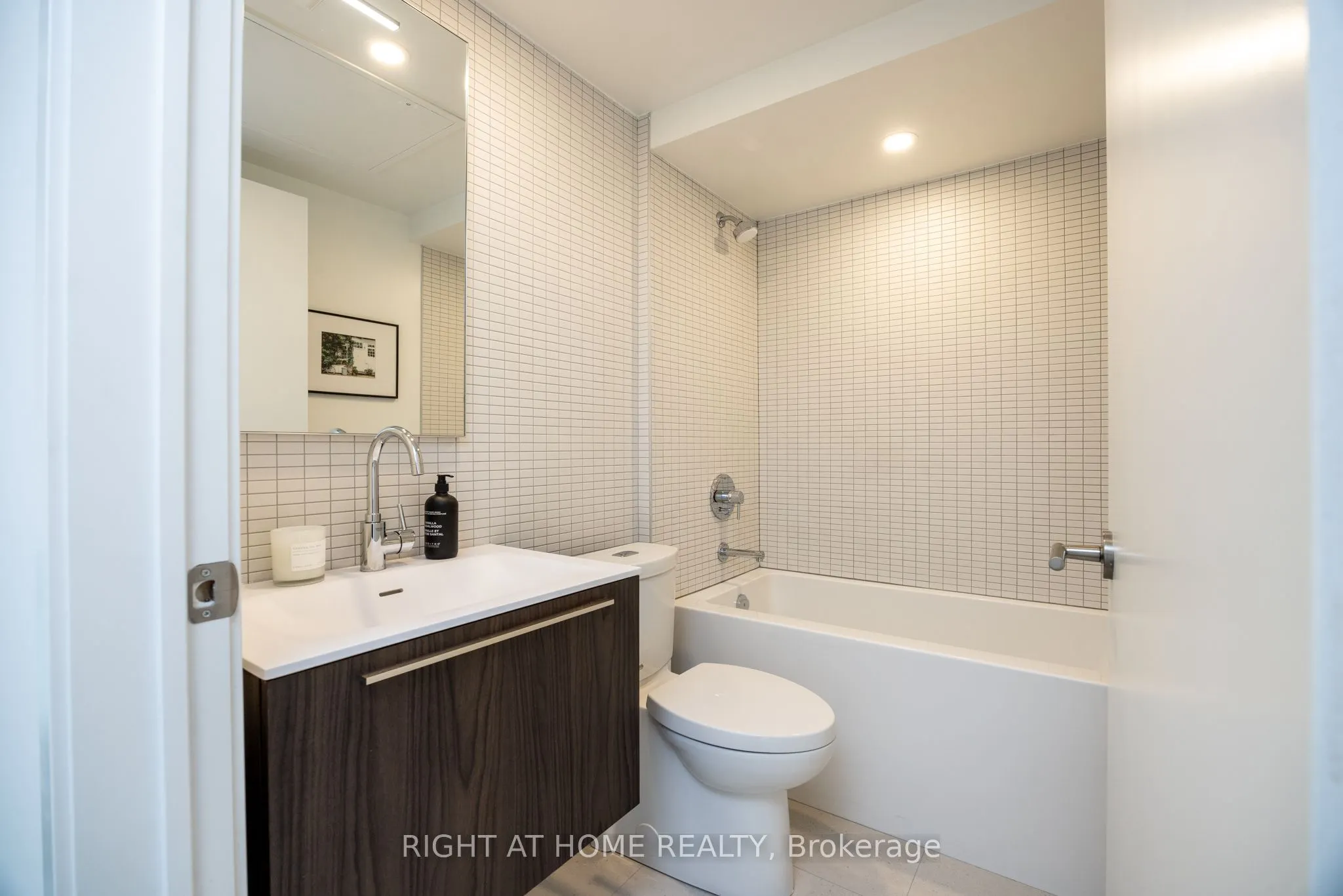 2720 Dundas Street W #607
