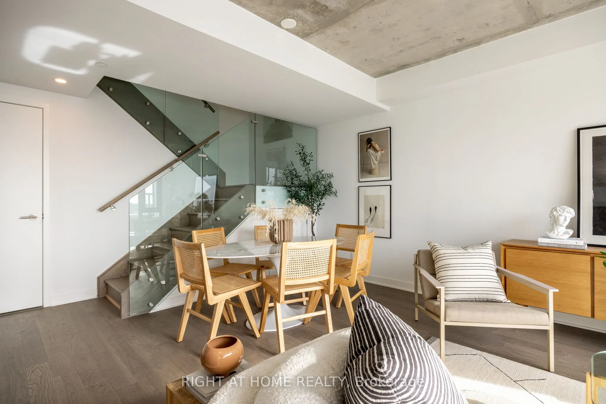 2720 Dundas Street W #607