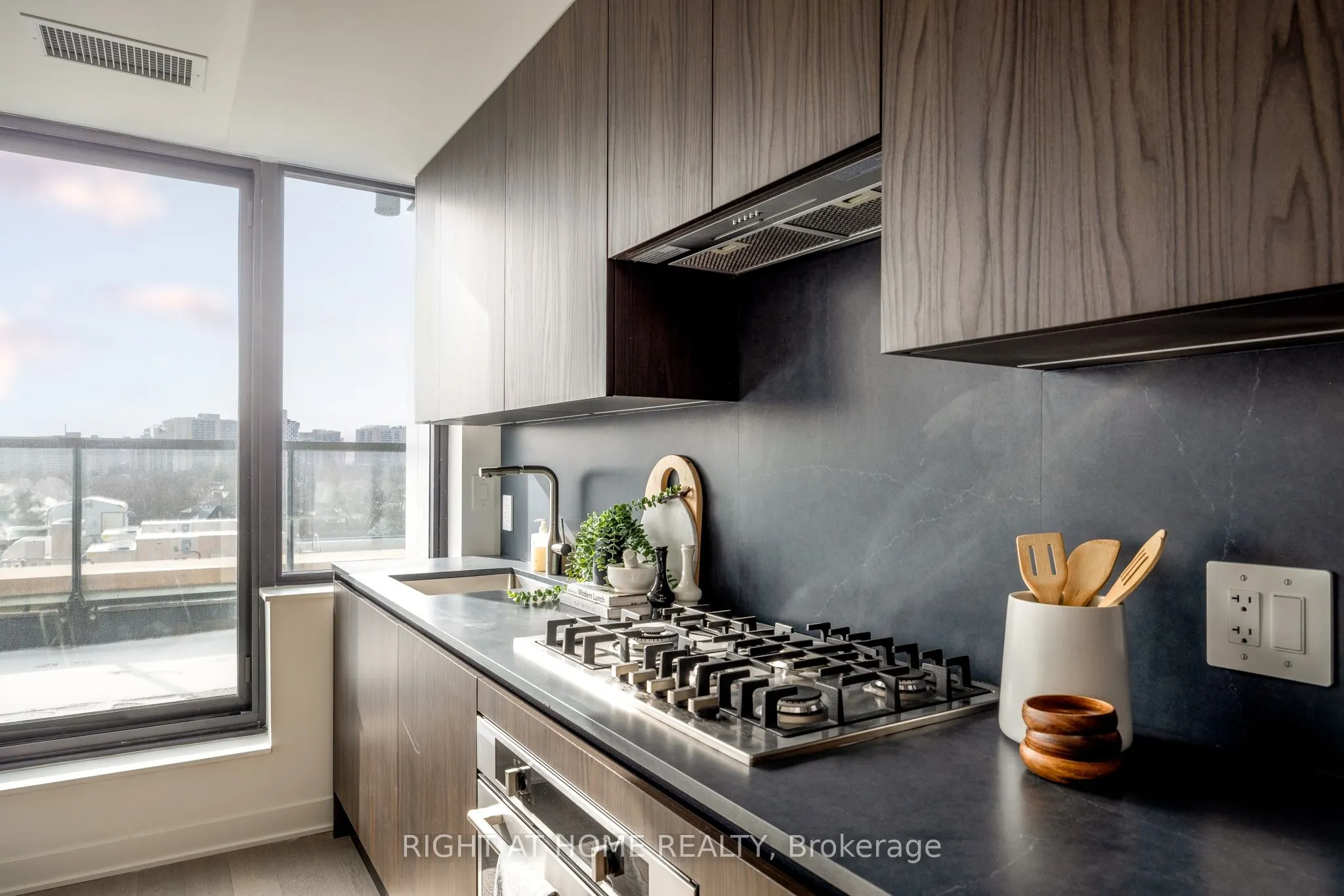 2720 Dundas Street W #607