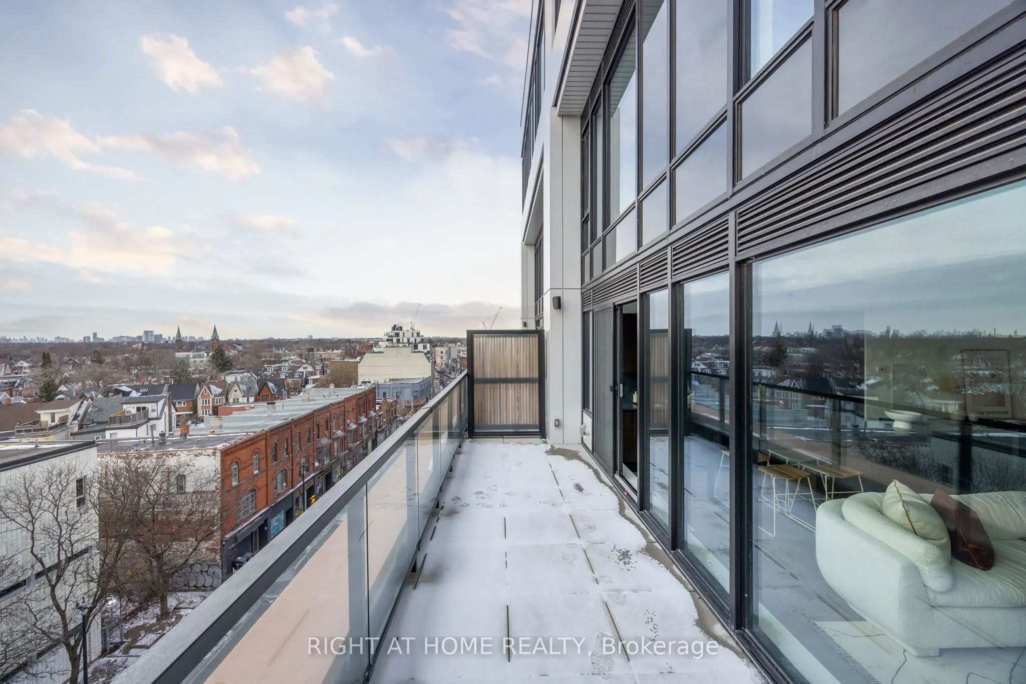 2720 Dundas Street W #607