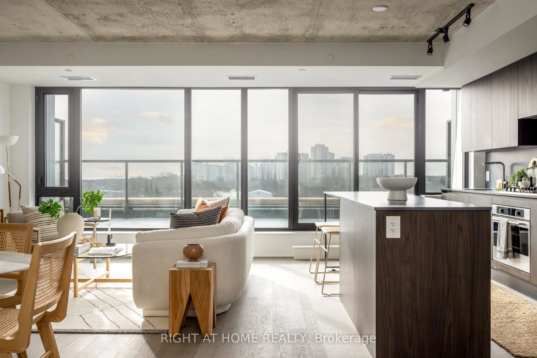 2720 Dundas Street W #607