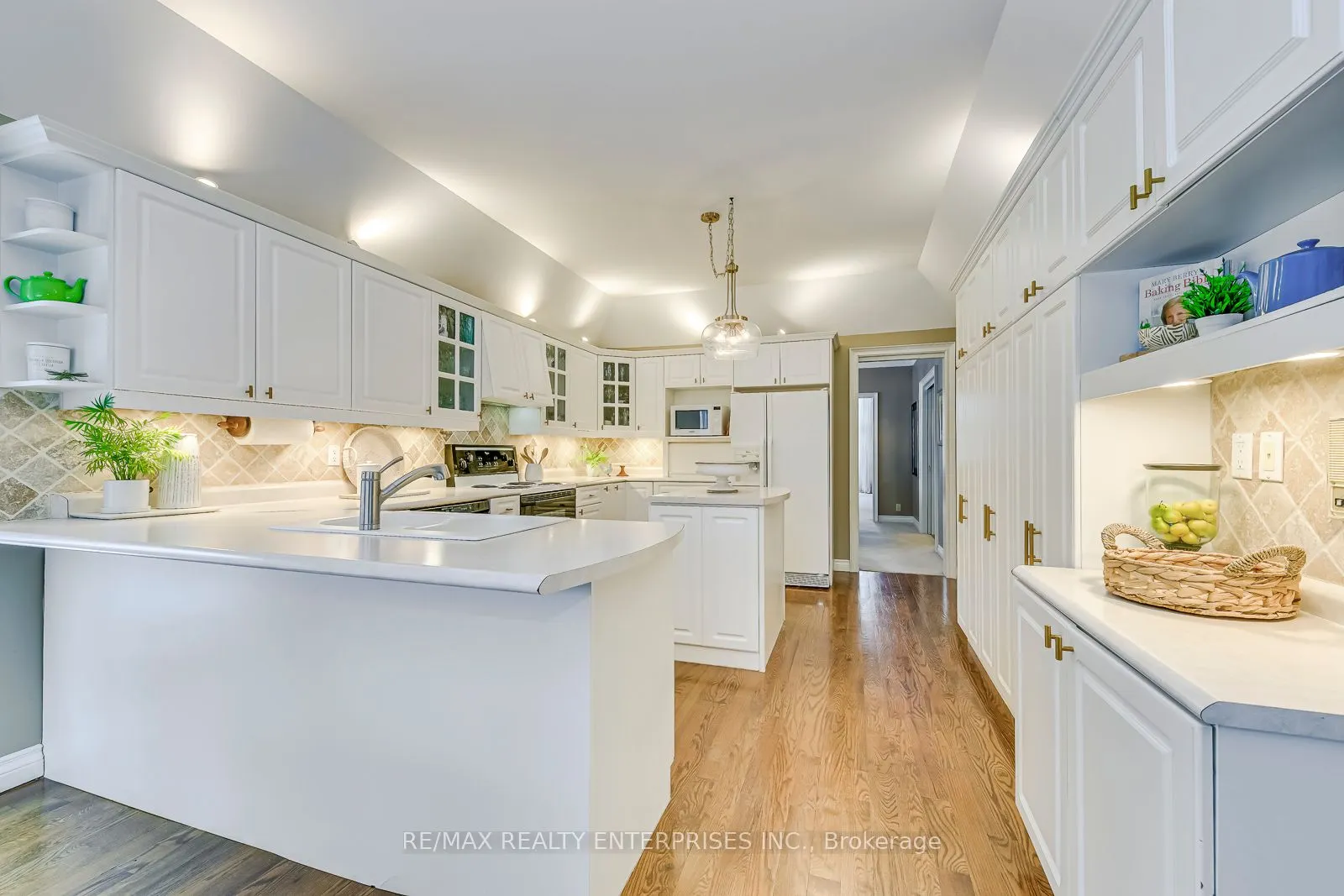 1935 Calgary Court