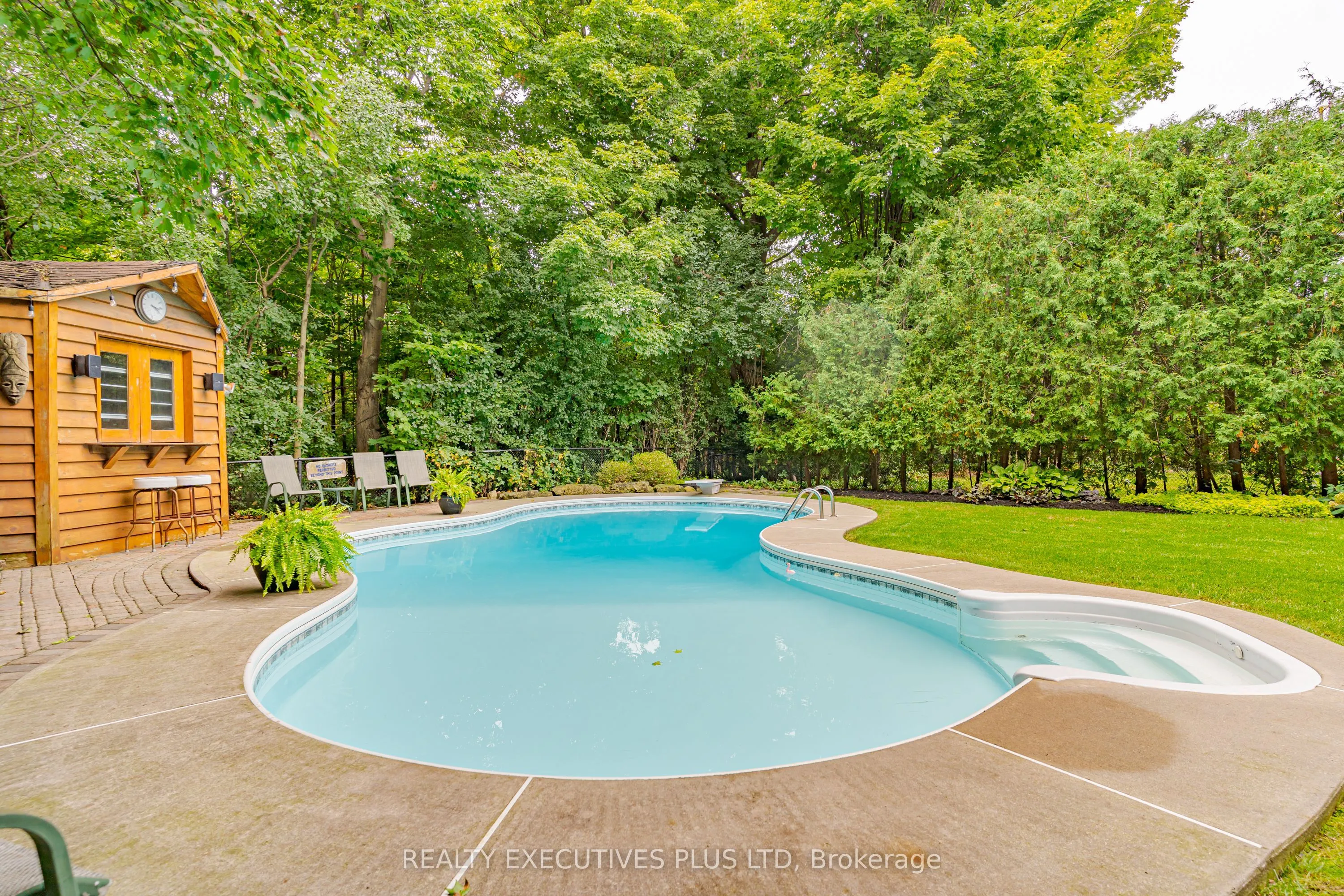 8 Lombardy Crescent