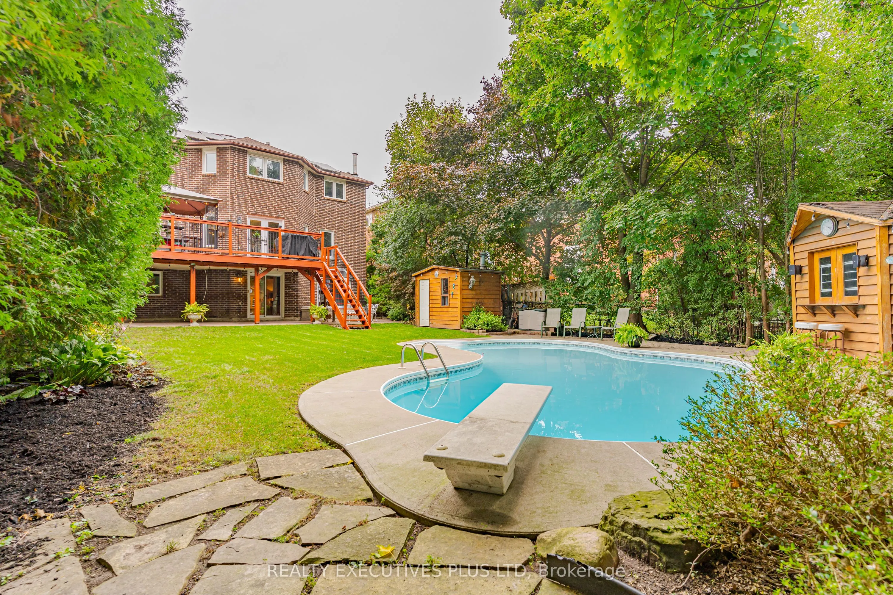 8 Lombardy Crescent