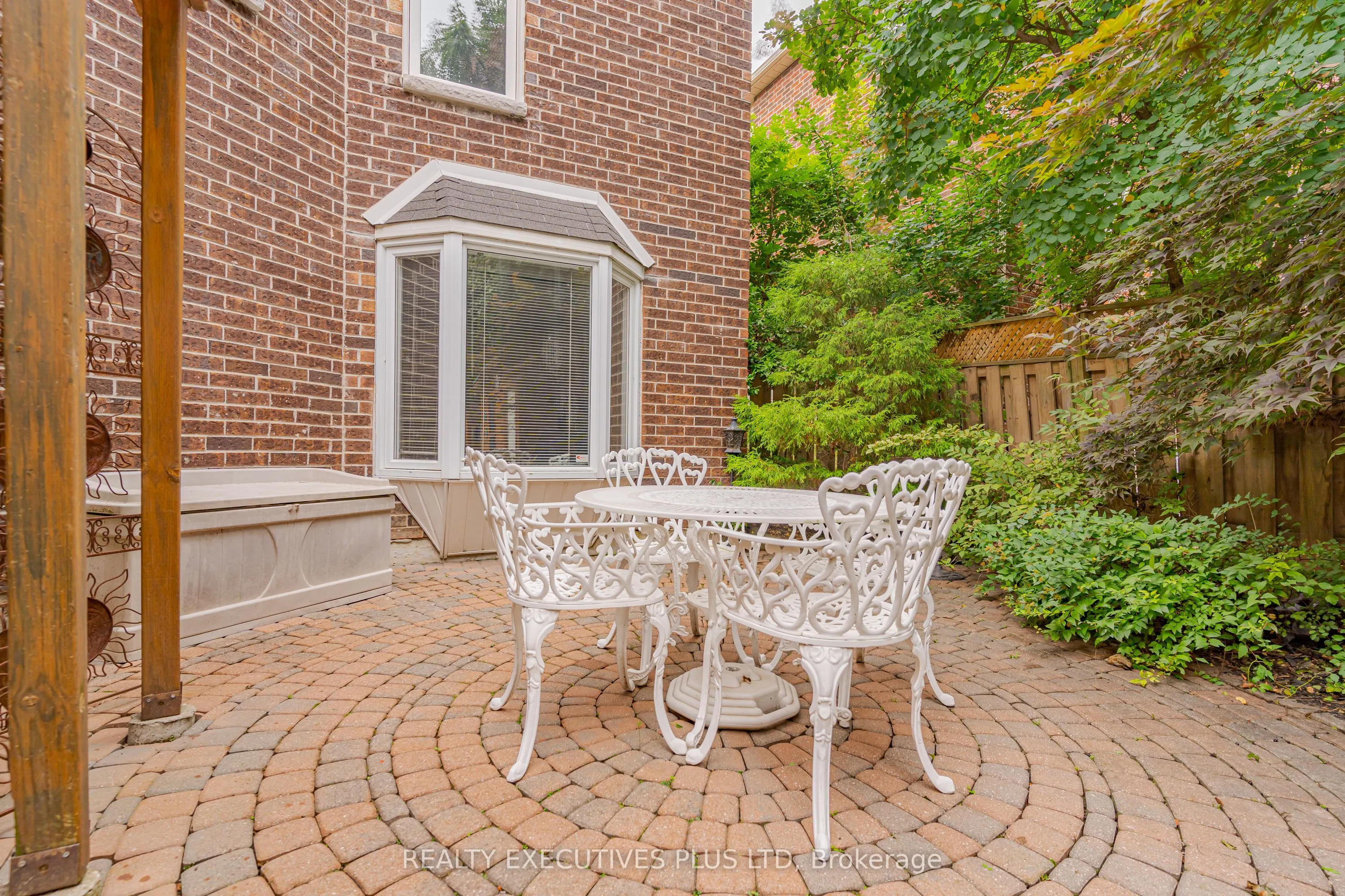 8 Lombardy Crescent