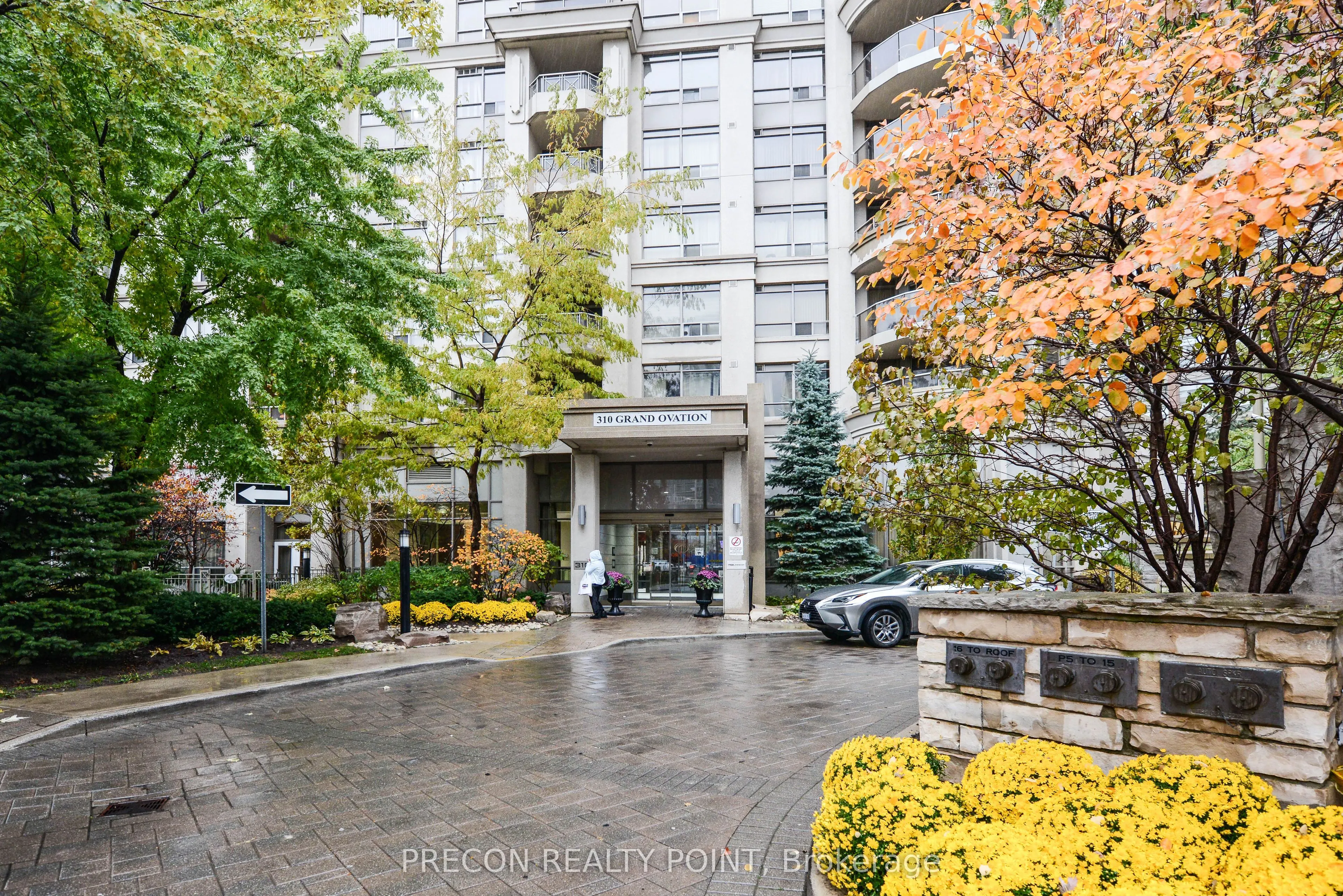 310 Burnhamthorpe Road W, #PH01