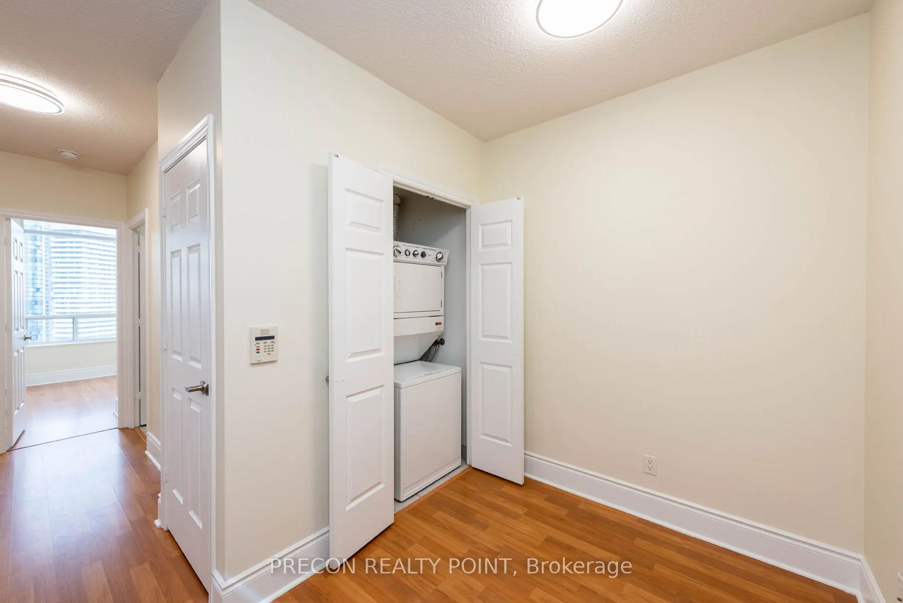 310 Burnhamthorpe Road W, #PH01