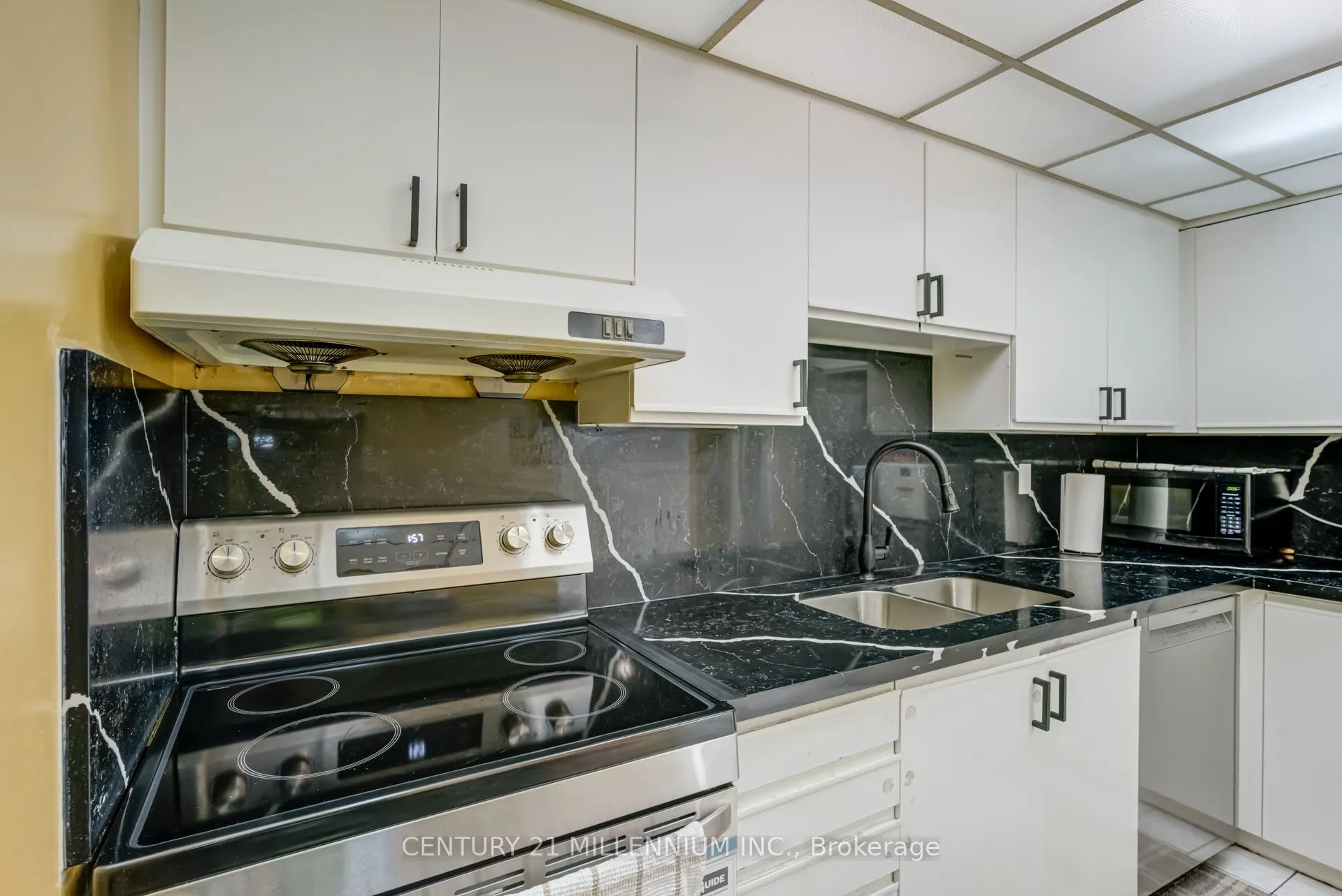 25 Fairview Road W, #605