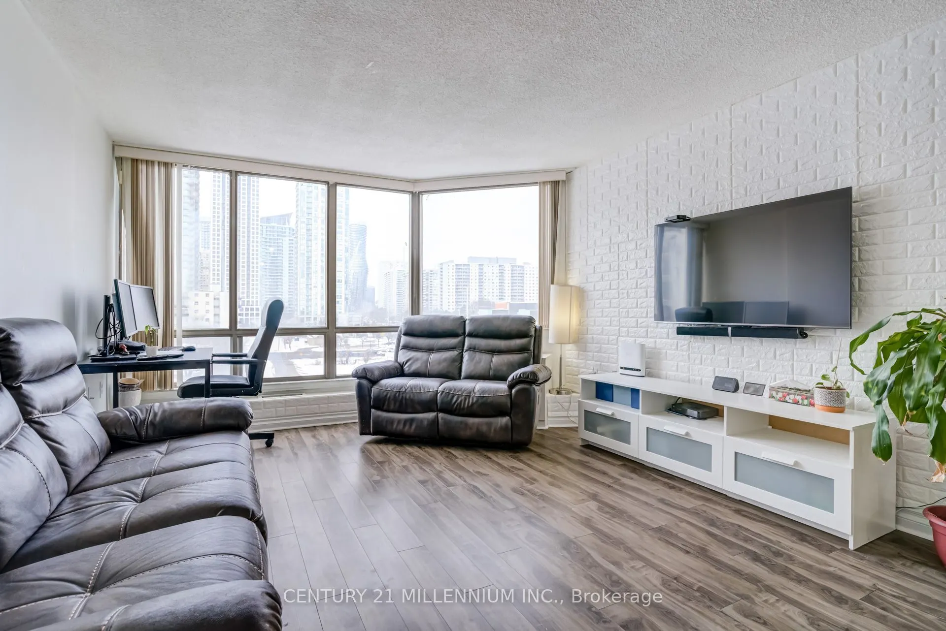 25 Fairview Road W, #605