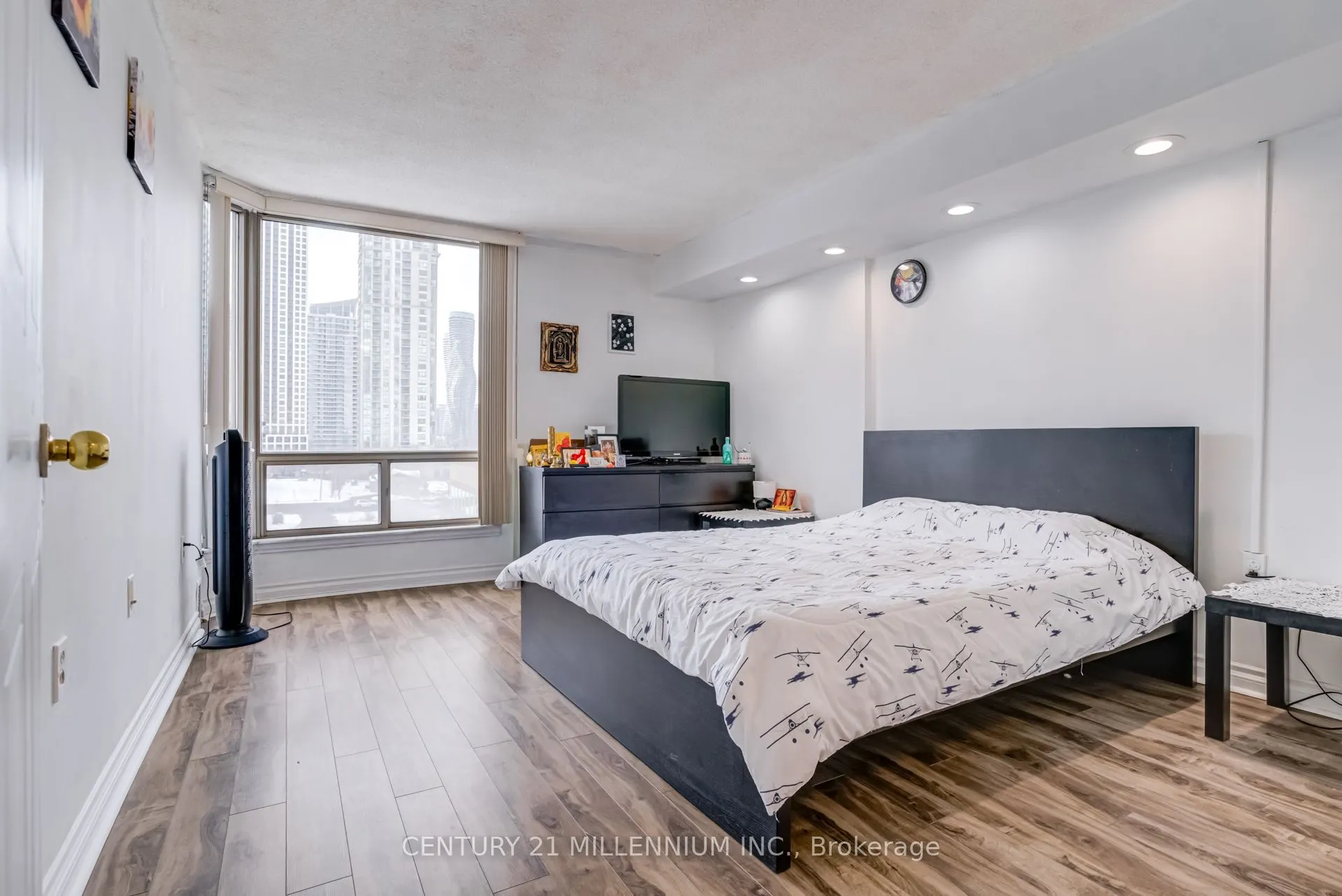 25 Fairview Road W, #605