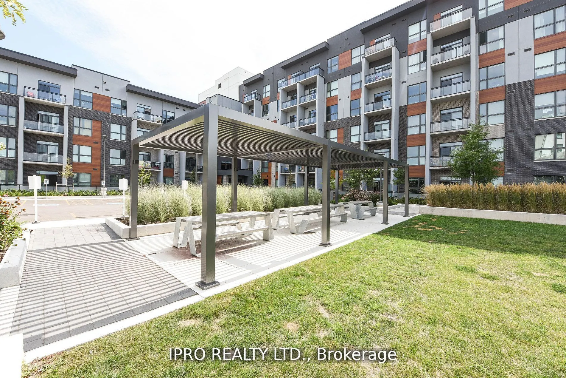 95 Dundas St W Street, #004